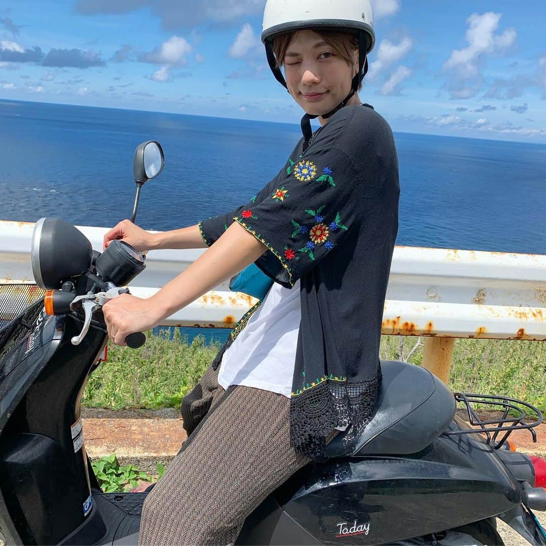 石川瑠利子のインスタグラム：「. . この日は神津島の南側に位置する千両池に✨ 秘境と呼ばれているだけあって人も少なくゆったりと過ごせる場所です。 . 途中までは原付、駐車場からは徒歩で🚶‍♂️ この道のりがすごいのなんのって、急な階段道を登って降りて、、汗だくだく、足はがくがく、、 でも頑張った先にはご褒美が…それまでの疲れを全て忘れてしまうほどの神秘的な景色を見れました❤️ . . #travel #japan #sea #海好き #島好き #神津島 #伊豆諸島 #千両池」