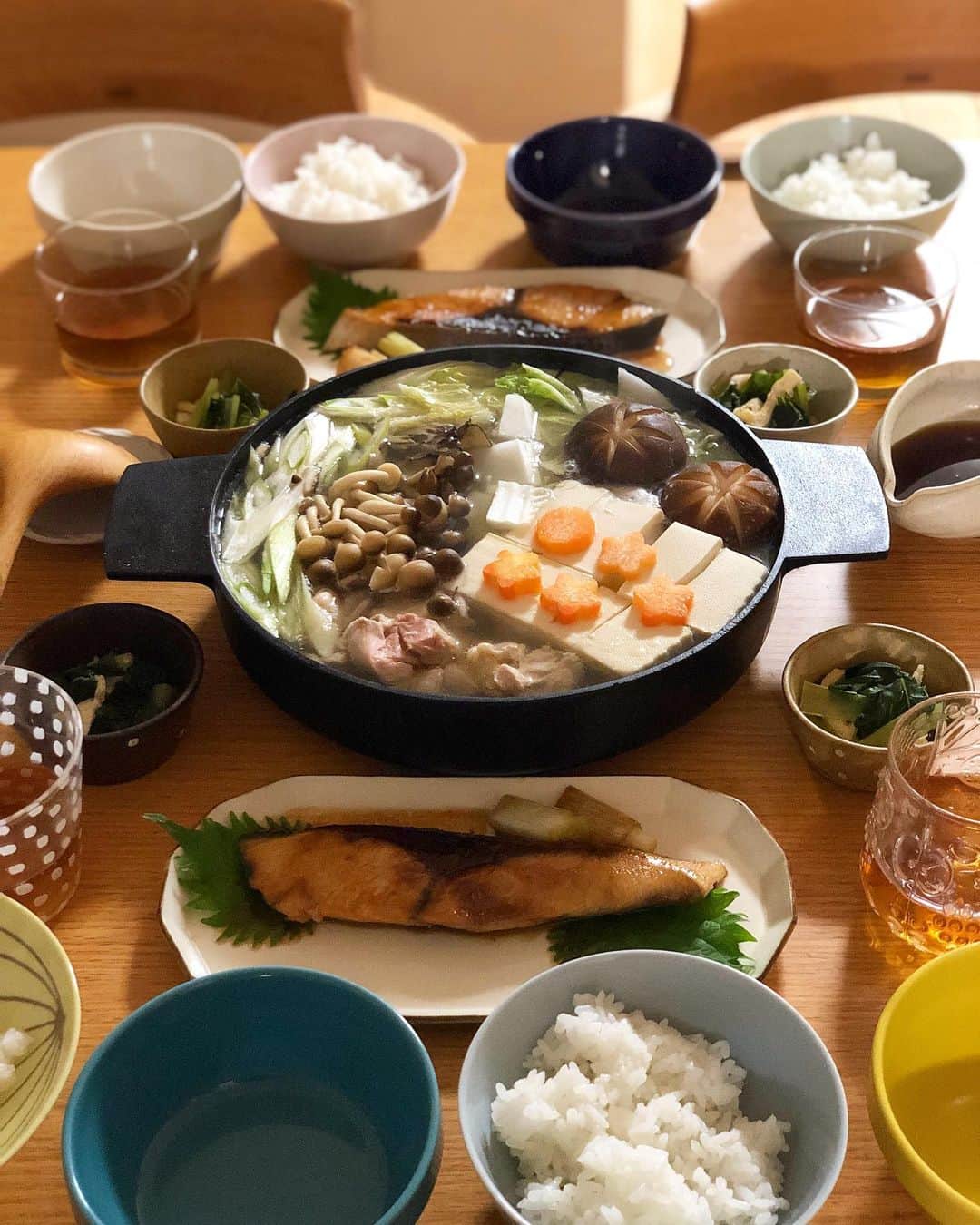 みかさんのインスタグラム写真 - (みかInstagram)「こんばんは  今日の晩ご飯は * ・水炊き ・ぶりの照り焼き ・小松菜と油揚げの煮浸し ・ごはん * 今夜は寒いから かつお出汁で水炊きに ぶり照り〜 に、白だし使って簡単煮浸し。 *  かつおぶしから取ったお出汁が 美味しい😋 飲み干す感じで✨  ぶり照りもロピア鰤で 間違いない美味しさ。 鰆に続き、鰤にもはまってます😂 こどもたちはみんなごはん🍚 おかわりしてました。 * 今日もお疲れ様でした〜 * #夕ご飯#晩ごはん#和食#水炊き#だし活#おうちごはんキャンペーン#減塩#だし活レシピ#おうちごはん#おうちごはん記録#組鍋#南部鉄器#釜定#アトリエキウト#器好き#dinner#cooking#igersjp#locari#japanesefood」11月20日 19時53分 - mikasko