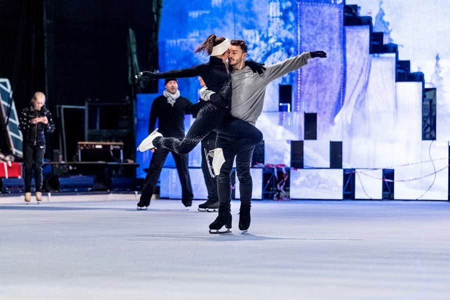 jotipolizoakisさんのインスタグラム写真 - (jotipolizoakisInstagram)「In genau einer Woche eröffnen wir die neue @holidayoniceshows Produktion SUPERNOVA mit der Premiere in Grefrath ⭐️⛸. @sarellax3 und ich freuen uns unglaublich auf Euch... ich bin richtig gespannt! Hier ein paar Fotos der Generalprobe mit dem ganzen Cast.」11月20日 19時55分 - jotipolizoakis