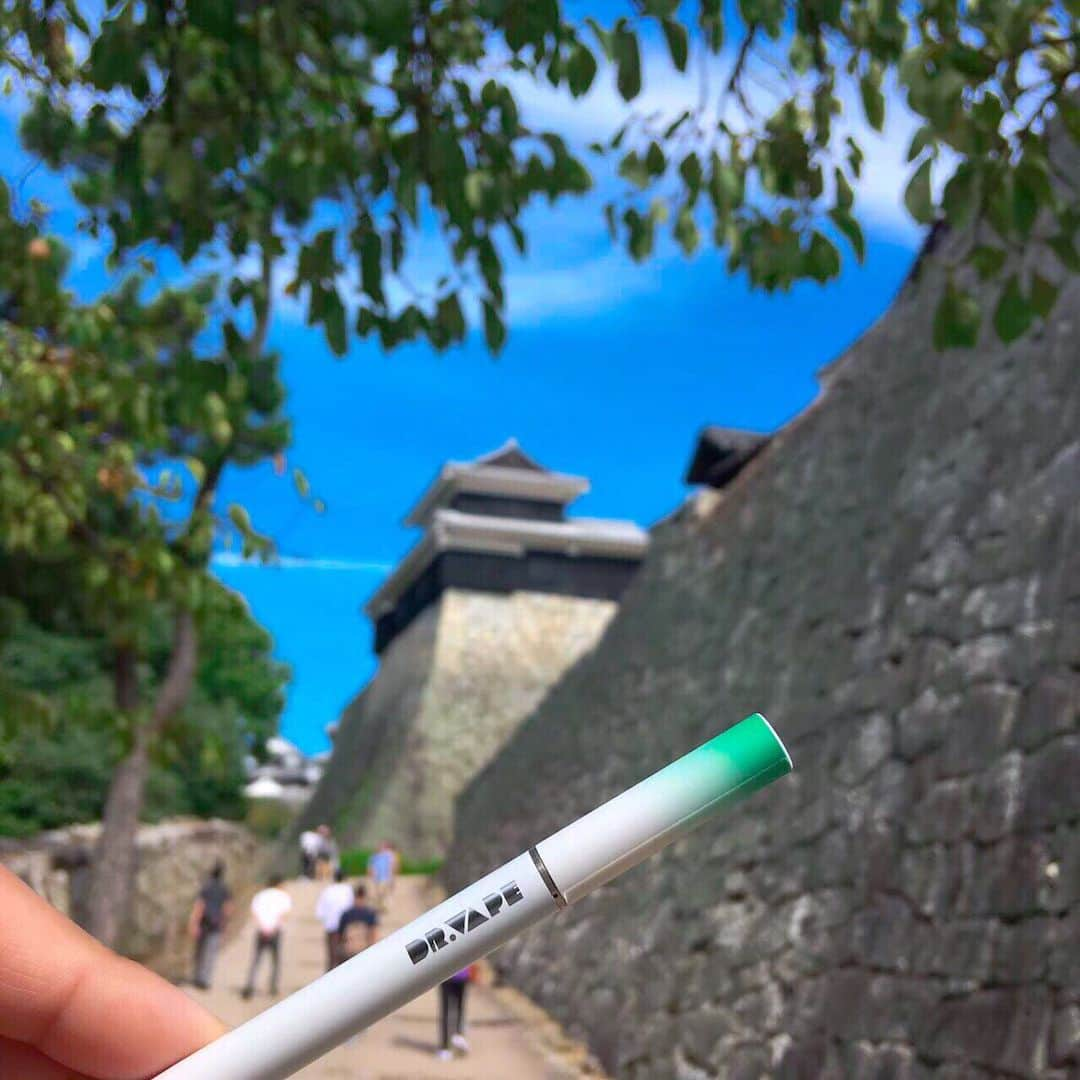 DR.VAPEさんのインスタグラム写真 - (DR.VAPEInstagram)「秋晴れで、気持ちがいい毎日🍁 こんな日はdr.vapeと松山城までお出かけ！ 松山城から松山市の街並みが一望できます😊 * * #DRVAPE#VAPE#MatsuyamaCastle#Ehime#Japan#travelgram#traveltotheworld#instagood#travel#ドクターベープ#べイプ#松山城#松山#愛媛#日本#思い出#旅行#タビジョ#世界旅行#健康#旅好きな人と繋がりたい#禁煙#禁煙グッズ#タバコ#禁煙したい#旅好き#国内旅行#城#歴史」11月20日 20時01分 - dr.vape_official