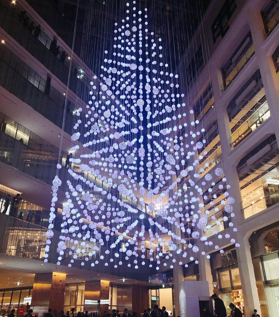 東京ステーションホテルTokyo Station Hotelさんのインスタグラム写真 - (東京ステーションホテルTokyo Station HotelInstagram)「丸の内で人気の”KITTE”クリスマスツリー 本日から灯りがともりました。﻿ 今年は“水引”とライティングを駆使して創ったオリジナルツリーで、とても幻想的な光景です。﻿ ﻿ This dazzling “White Christmas Tree”, using Japanese motif and LED lighting, can be seen at KITTE Marunouchi, beside of Tokyo Station. It makes us feel like we are in a world of white.﻿ —————————————————————﻿ #tokyotravel #tokyotrip #tokyostation #tokyostationhotel #marunouchi #tokyotokyo #smallluxuryhotels #christmastree #festiveseason #tokyochristmas #illumination #forbestravelguide #ホテルステイ #東京ステーションホテル #東京駅 #東京駅舎 #丸の内 #旅記録 #ホテル好き #東京イベント #クリスマスツリー #クリスマス装飾 #ホリデーシーズン #イルミネーション #もうすぐクリスマス #東京イルミネーション #MYTOKYOIS #tokyotokyo #HotelsForTheHolidays」11月20日 20時12分 - tokyostationhotel