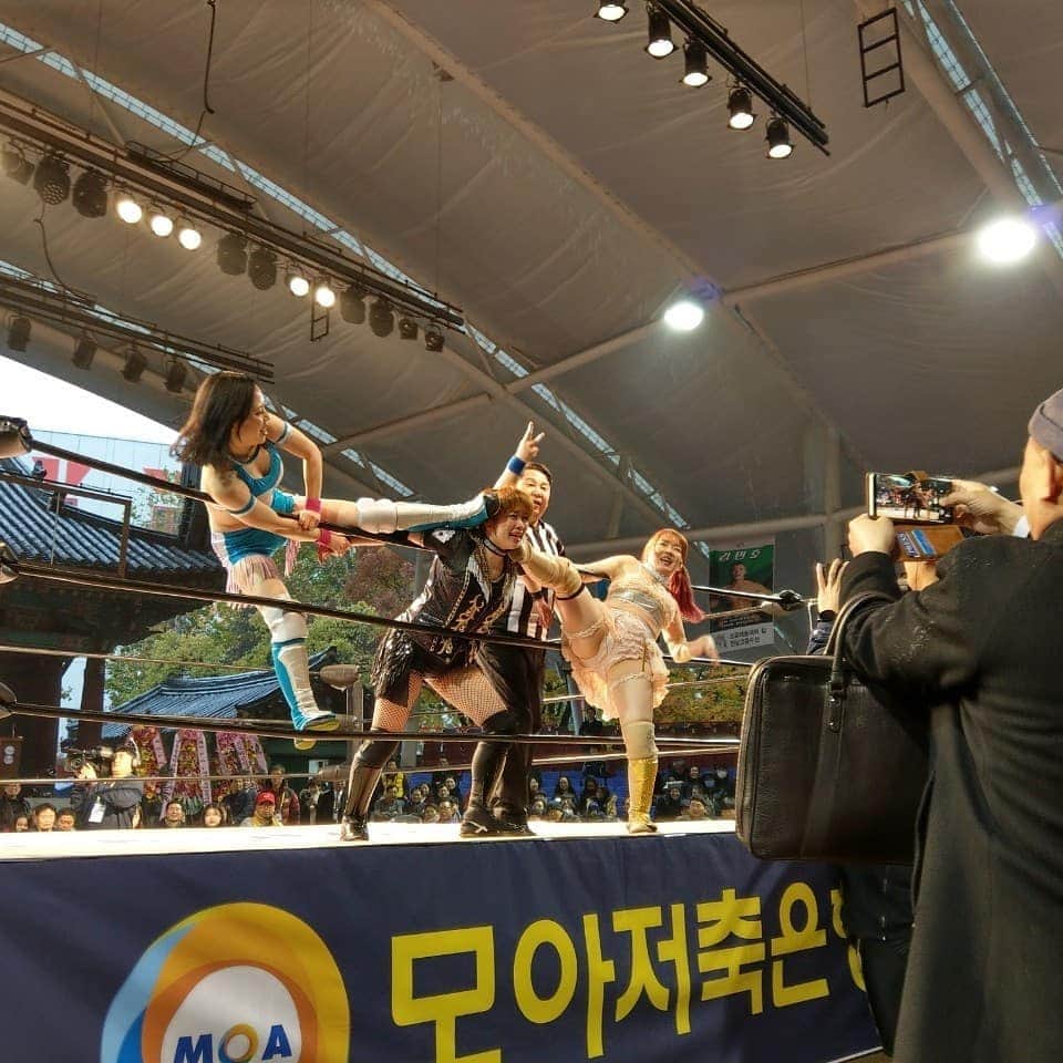 松本都さんのインスタグラム写真 - (松本都Instagram)「#新韓国プロレス﻿ ﻿ みやここレスラー11年やらせてもらってきて、初の海外試合！﻿ ﻿ 大好きな韓国！！！﻿ ﻿ 間にオフを１日はさんで二試合。﻿ どちらも凄く大きな会場！﻿ ﻿ スクリーンや選手垂れ幕、テレビ取材や生放送など、メジャー感あふるる凄い大会だった！﻿ ﻿ 大会の模様は、MBC Sportsで11/23放送らしい！﻿ ﻿ 今年すでに二回プライベートで来てて3回目の大好きな韓国。﻿ 新鮮な反応、盛り上がり、本当に嬉しかった～﻿ ﻿ 二日間とも客層が違いすぎて面白すぎた﻿ ﻿ (１日めはおじいちゃんおばあちゃん、２日めはオタク沢山で謎のコールに爆笑した😆)﻿ ﻿ 世界中から集まった選手たち！﻿ 仲良くなれた！また会いたい😃﻿ ﻿ 関係者もメチャクチャな人ばかりで面白すぎた😂﻿ ﻿ １週間韓国滞在してお腹いっぱい！﻿ ﻿ 今年三度韓国行って、２回帰りの飛行機乗り過ごした事件があったけど、今回は無事日本到着( ﾟДﾟ)ゞ﻿✈️ ﻿ 韓国でも沢山仕事してたけど、これから年末まで怒涛‼️﻿ ﻿ みやここフェス２回に、崖のふち女子プロレス旗揚げ戦もある﻿ ﻿ 充電完了💡﻿ 令和元年かけぬけるぞ～～﻿ ﻿ #新韓国プロレス　#韓国　#korea #prowrestling #プロレス　﻿」11月20日 20時15分 - matsumoto_miyako