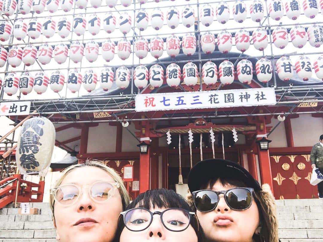 松本亜希のインスタグラム：「今年も3人で酉の市☺️ 昼間来るの初めてだけど、スッカスカで最高😳✨ . #akichirotori#酉の市」