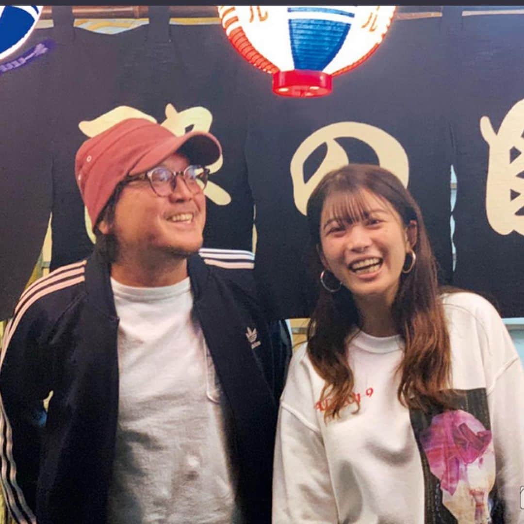 江口寿史のインスタグラム：「馬場ふみかさんを描きました。撮影もしました。 11月20日発売の「non-no」で見てね。 いつもスタイリッシュな写真が多い彼女だけど「居酒屋で飲んでる、いつもとは違う姿を描きたい」というぼくのリクエストに余裕で応えてくれました。お酒好きなかわいい人！」