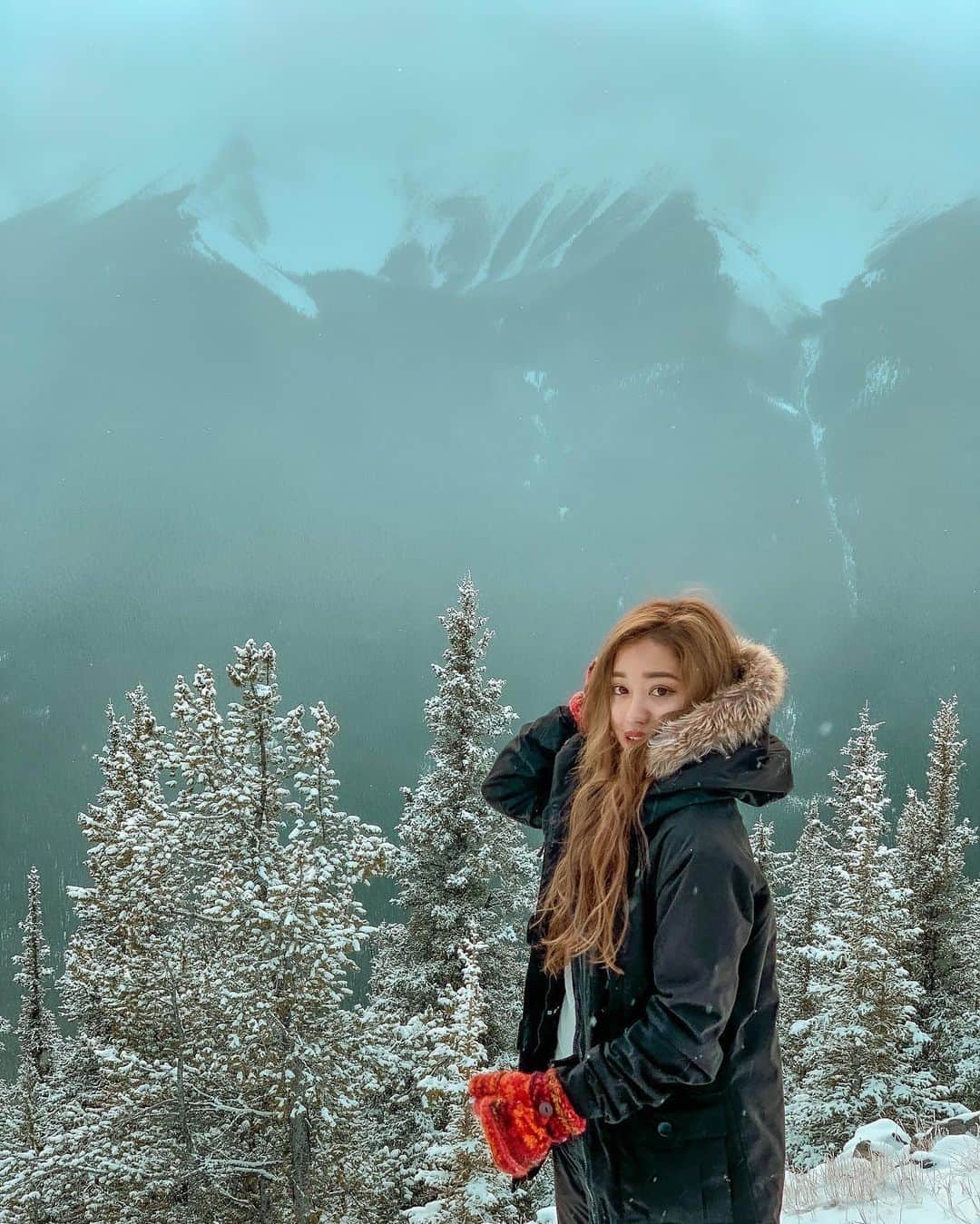 羽石杏奈さんのインスタグラム写真 - (羽石杏奈Instagram)「Beautiful snowscape🇨🇦❄️ . カナダのバンフを訪れたら必ず行ってほしいスポット、バンフゴンドラ🚡 サルファー山の山頂から見渡せる360°パノラマ雪景色が美しすぎて、いつまでも見ていたかった🧚‍♀️❄︎ カナディアンロッキーとバンフの街が一望できて、空気が綺麗で、本当に癒される場所でした♡ . #ExploreAlberta @TravelAlbert @banffgondola  @girl_license photo in #canada #alberta #banff #banffgondola #snowing #snowscape #lovely #breathtaking #travelcanada」11月20日 20時21分 - hawaiianna913
