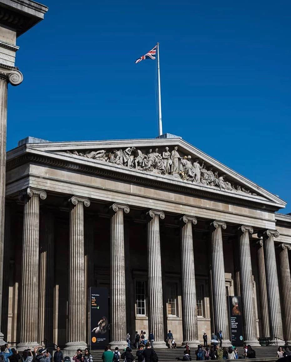 大英博物館さんのインスタグラム写真 - (大英博物館Instagram)「This stunning photo of the Museum’s colonnade was taken by @_ludovicaperna_  The pediment above the Museum's South entrance was built in the 1850s and is decorated with sculptures that were intended to be painted white against a Wedgwood blue background.  To have your photos featured, simply tag our location – we love seeing your pictures! 📍🏛📸 #BritishMuseum #London #photo #UK #museum #📸」11月20日 20時32分 - britishmuseum