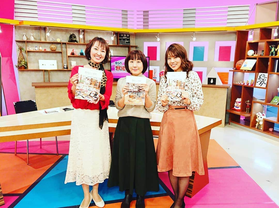のインスタグラム：「生放送終了✨ 今日もどうもありがとうございました‼️ 小千谷麺フェスに行かなくちゃ🎵  #水曜見ナイト #スリムクラブ #小千谷  #小千谷麺フェス #黒崎貴之  #ラーメン #麺活 #新潟ラーメン #新潟グルメ #林莉世 #伊勢みずほ #アナウンサー #絽紗」