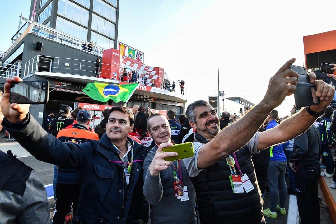 MotoGPさんのインスタグラム写真 - (MotoGPInstagram)「Meeting @andreadovizioso, taking a selfie in front of @valeyellow46's box, watching the season finale in front row... 🤩 // This was the #MotoGPVIPVillage Experience at the #ValenciaGP 🏁 Swipe left! ⬅️ VIP #ThePlaceToBe #VIPExperience #BestViews #PaddockLife #VIPPass #VIPVillage」11月20日 20時27分 - motogp