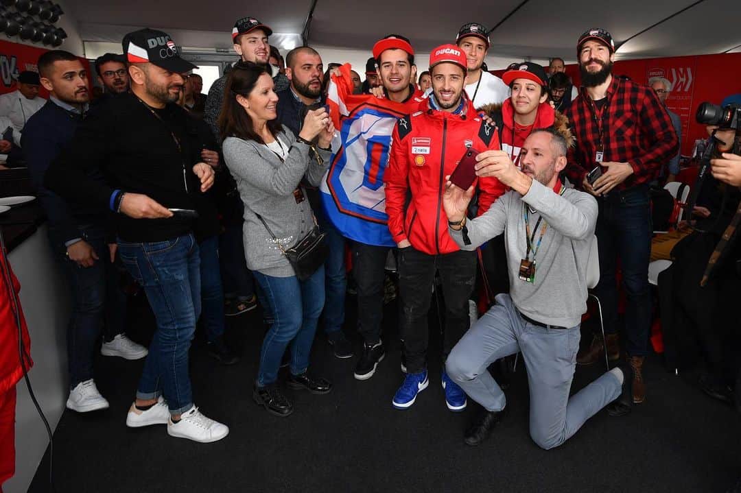 MotoGPさんのインスタグラム写真 - (MotoGPInstagram)「Meeting @andreadovizioso, taking a selfie in front of @valeyellow46's box, watching the season finale in front row... 🤩 // This was the #MotoGPVIPVillage Experience at the #ValenciaGP 🏁 Swipe left! ⬅️ VIP #ThePlaceToBe #VIPExperience #BestViews #PaddockLife #VIPPass #VIPVillage」11月20日 20時27分 - motogp