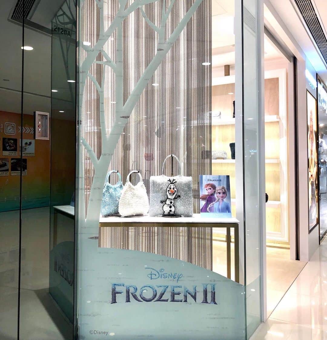 ANTEPRIMAさんのインスタグラム写真 - (ANTEPRIMAInstagram)「Sense the chill in the air - ANTEPRIMA | FROZEN 2 collection now arrives at our stores! Pay a visit to your favourite seasonal characters and bring elegance into life with our exclusive WIREBAGs.  #anteprima #Frozen2 #anteprimawirebag #wirebag #newarrival #launchnow #FW19 #FallWinter2019 #Frozenelsa #Frozenanna #elsaFrozen #annaFrozen #intotheunknown #winter #fashion #style #stylish #photo #exclusive #glitter #アンテプリマ#アナと雪の女王2」11月20日 20時30分 - anteprimaofficial