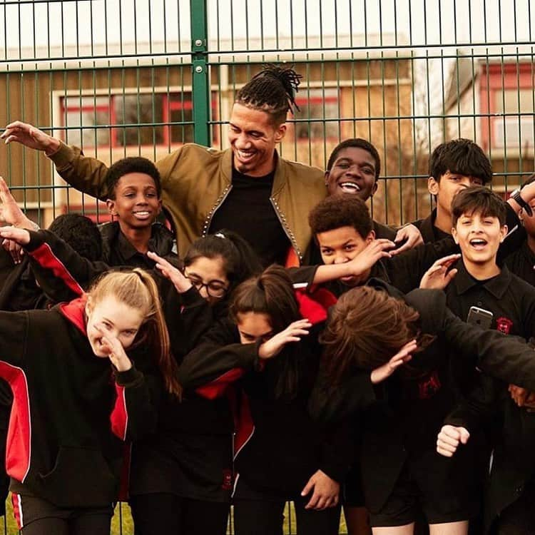 クリス・スモーリングさんのインスタグラム写真 - (クリス・スモーリングInstagram)「Celebrating World Children’s Day today 👫  It’s a pleasure to be part of a programme like @footballbeyondborders which puts the needs and wellbeing of children at the forefront of activity, seeing these young persons grow and develop the way society should allow.  Proud to be a part of the team ⚽️🖤 🎥 by @unicef_uk  #worldchildrensday」11月20日 20時44分 - smalling