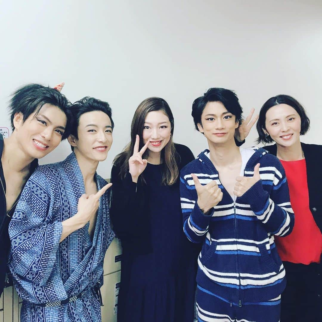 緒月遠麻さんのインスタグラム写真 - (緒月遠麻Instagram)「☺︎ 嫁、井伊直虎の推しは いつだって 夫、徳川家康。笑  ババさんとゴローさんが #信長の野望 やってますよアピールしてくれたお陰で うっかり 見逃す事なく 皆さまの勇姿を 観に行けました🥴  信長の曲が流れると 身体全体の毛穴が開くこの感じたまらない ですね。  そして 安定のメンバー。 真面目に戦ってるのに 何故か 微笑ましくなります。笑  #鶏冠井孝介  #竹石悟朗 #根本正勝  #馬場良馬 #香音有希  #緒月遠麻  次は名古屋公演です！ 皆さま是非☺︎」11月20日 20時44分 - toma_ozuki