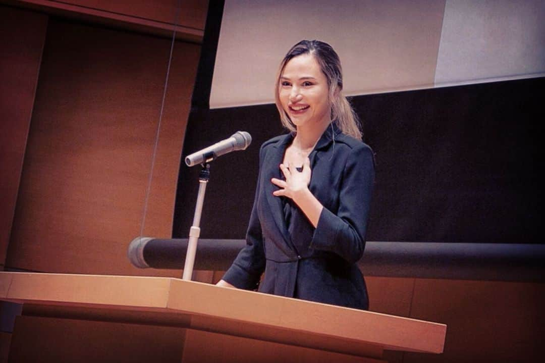 水沢アリーさんのインスタグラム写真 - (水沢アリーInstagram)「I gave a lecture about LOVE🧡😊😊😊【夢を叶えること、自分に自信を持つ事👑✨✨✨】 この前、若者の夢を応援する夢実現カンパニーさんのスピーチにゲストで呼んでもらって、スピーチしてきたんだ🎓 しくじり先生の延長で、私が日々感じている、ありのままの自分を愛する、大切にする方法をお話ししてきた👑✨ 若いキラキラしてる人達から、私もいっぱいパワーをもらって、頑張るぞモードになったんだ😆💜 皆さま、アリーがとう✨ #夢実現カンパニー #青少年夢応援隊 #アリー愛の公演 #しくじり先生 #speech #performance  #lecture」11月20日 20時45分 - ally_mizusawa