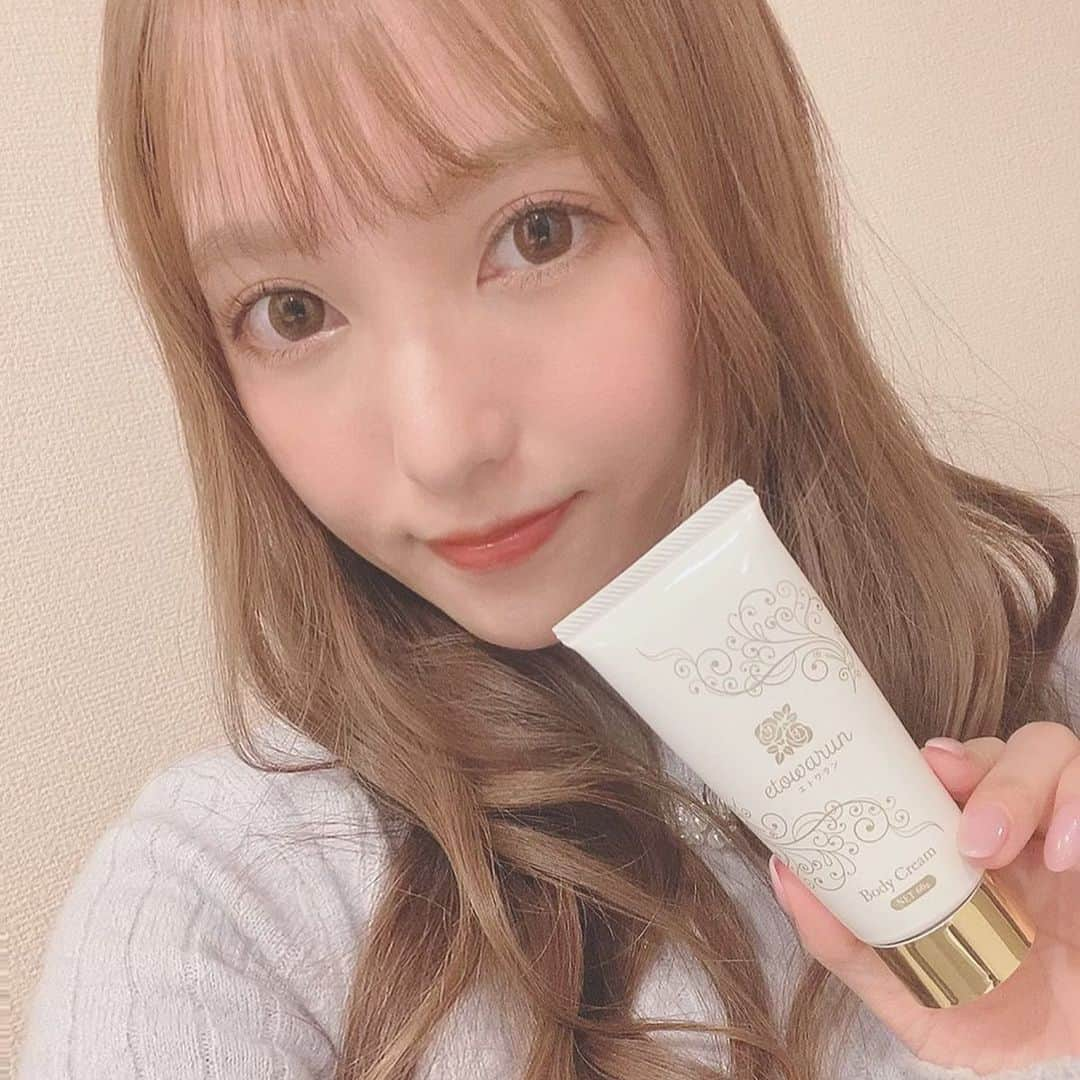 Moeka Takamatsuさんのインスタグラム写真 - (Moeka TakamatsuInstagram)「毎日食べてばかりなので着々とまんまるな私🤦‍♀️ 自分の結婚式も控えてるしそろそろ引き締めないとな😭ってことで . 最近マッサージの時に使ってるクリーム！ 高級エステ店でも使われてるようなクリームって聞いていいな〜って🥰そういうの弱い笑 . 全身使えてしっかり保湿してくれるけどベタベタしないし、ダイエット効果もあるって嬉しい❤︎ . マッサージbookとかも一緒ついてきたから参考になるし、気になるとこいっぱいあるけど二の腕中心に頑張ろう😭 . 食事制限は無理なので運動とマッサージで頑張ります！😂 おすすめな方法あったら教えてください🙏 . @etowarun . #エトワラン#ダイエット#マッサージクリーム#美肌#保湿#美容#スキンケア#サロモ#自撮り#セルカ#プレ花嫁#プレ花嫁美容#写真 #etowarun#skincare#diet#cosmetic#love#happy#girl#beauty#selfie#selca#photo#makeup#followme#instalike#instagood#like4like」11月20日 20時45分 - moka_222