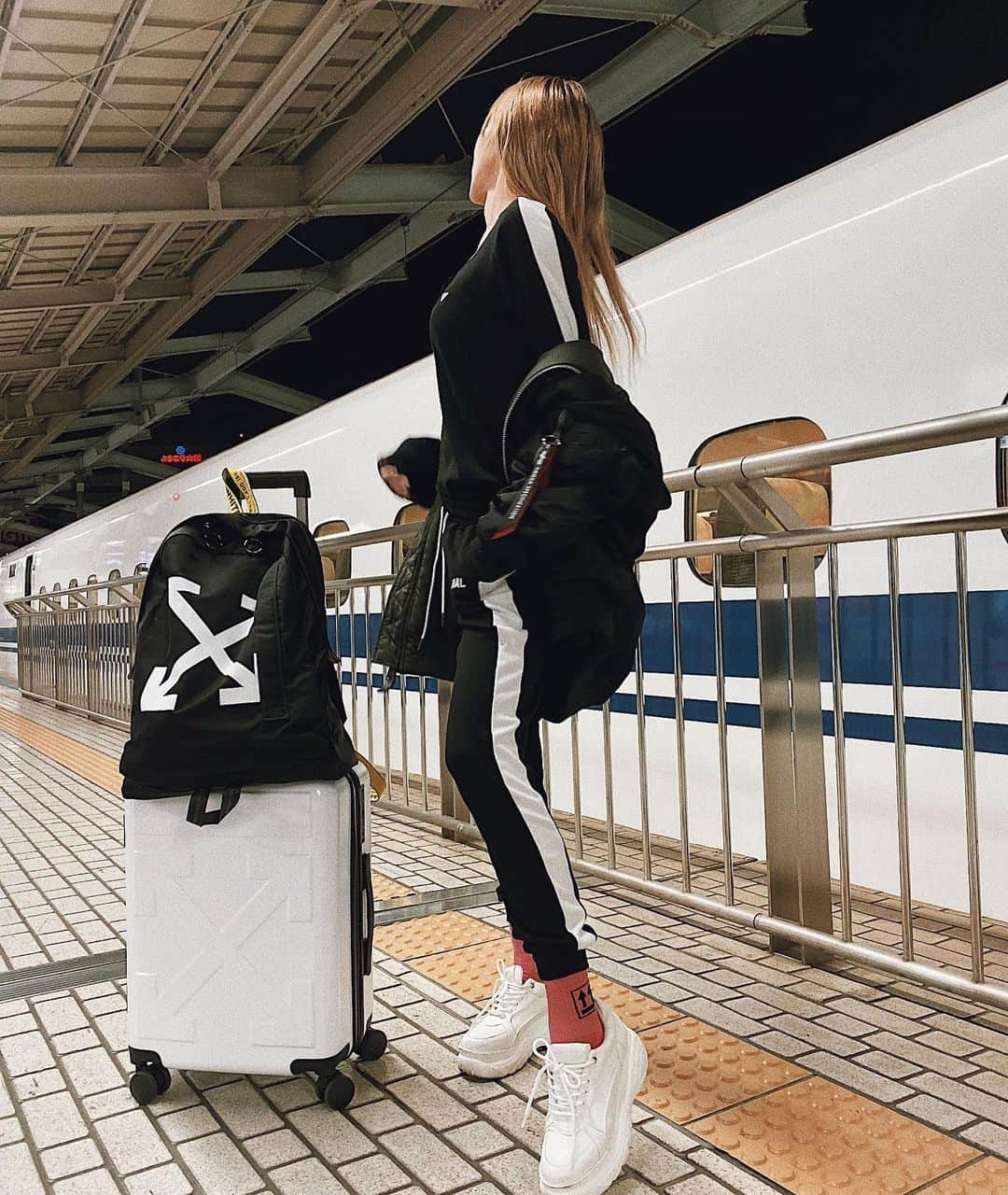 小原優花さんのインスタグラム写真 - (小原優花Instagram)「大阪到着🚄❤️❤️ 今夜ついに初の一晩2ヶ所DJがんばりまーす❣️🎧🥳 ・ 着ているセットアップは来月のIRAL《 @iral_official 》新作ちゃん💛🥰 ゆったりめでも着太りしない美シルエットにこだわって、とにかく着心地のよい素材を採用したよ🙋‍♀️💓 ・ スニーカーもIRAL🥀👟 ・ ・ #新大阪駅 #dj #djyunkoro #femaledj #cordinate #outfit #ootd #offwhite #iral #アイラル #12月発売 #新作 #セットアップ」11月20日 20時48分 - yunkoro519