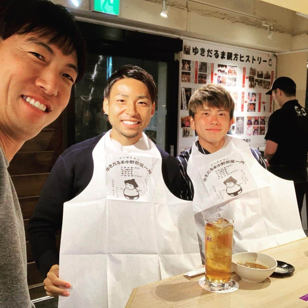 小林悠さんのインスタグラム写真 - (小林悠Instagram)「チームジンギスカン  今日は金ちゃんとタツヤとジンギスカンを食べてきました😄👍 みんなめちゃくちゃお腹が空いていたので、お腹がパンパンになるまで食べました😋  これからチームジンギスカンのメンバーを増やして行こうと思います😌  美味しいご飯を食べてる時って本当に幸せを感じますよね☺️ いつも美味しいご飯を作ってくれる妻にも感謝です☺️ 明日も練習頑張ります！」11月20日 20時50分 - kobayashiyu11