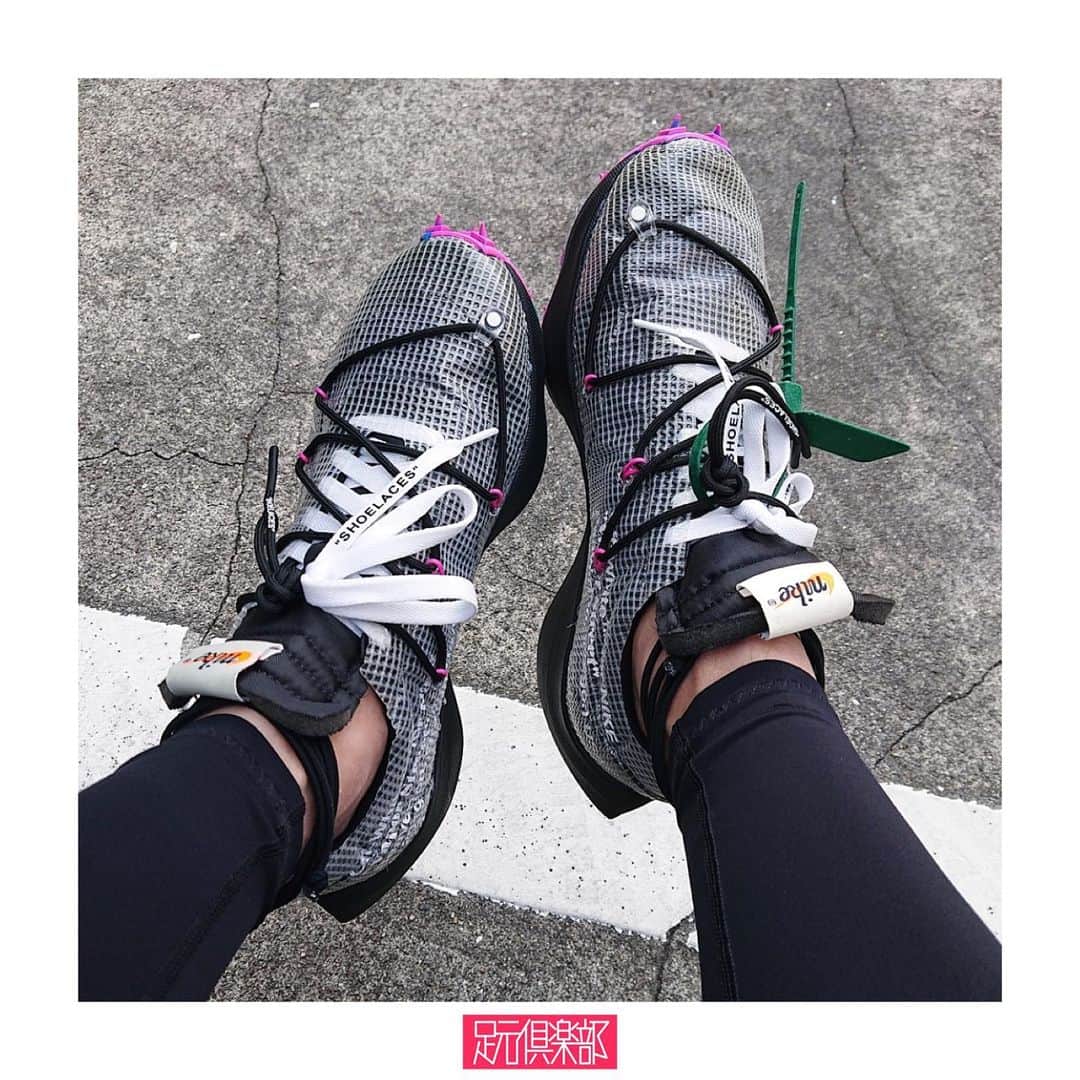 のインスタグラム：「VIRGILABLOHが手掛ける世界的ブランド「OFF-WHITE」と「NIKE」の最新コラボレーションモデル[WMNS VAPOR STREET]。グリッド状のトランスルーセント素材をアッパーに纏いクリエイティブを演出。シュレースを重ね合わせたギミックがさらなる立体感を生み出す逸足。 . (@komami_26 ）さんの足元倶楽部 . ブランド : OFF-WHITE × NIKE モデル: WMNS VAPOR STREET . ▼今すぐフォローして最新情報をチェックしよう！ 【NIKE 公式アカウント】 ⇒#@nike . 【OFF-WHITE 公式アカウント】 ⇒#@off____white . #offwhite#off_white#virgilabloh#offwhitenike#offwhitexnike #足元倶楽部 #足元クラブ #足元くら部#足元#あしもと倶楽部 #スニーカー #スニーカーコーデ #スニーカー同好会 #キックス #靴 #コーディネート#スナップ#ファッションスナップ #ストリートスナップ #お気に入りの一足 #今日の逸足#逸足 #운동화 #kicks#newkicks」