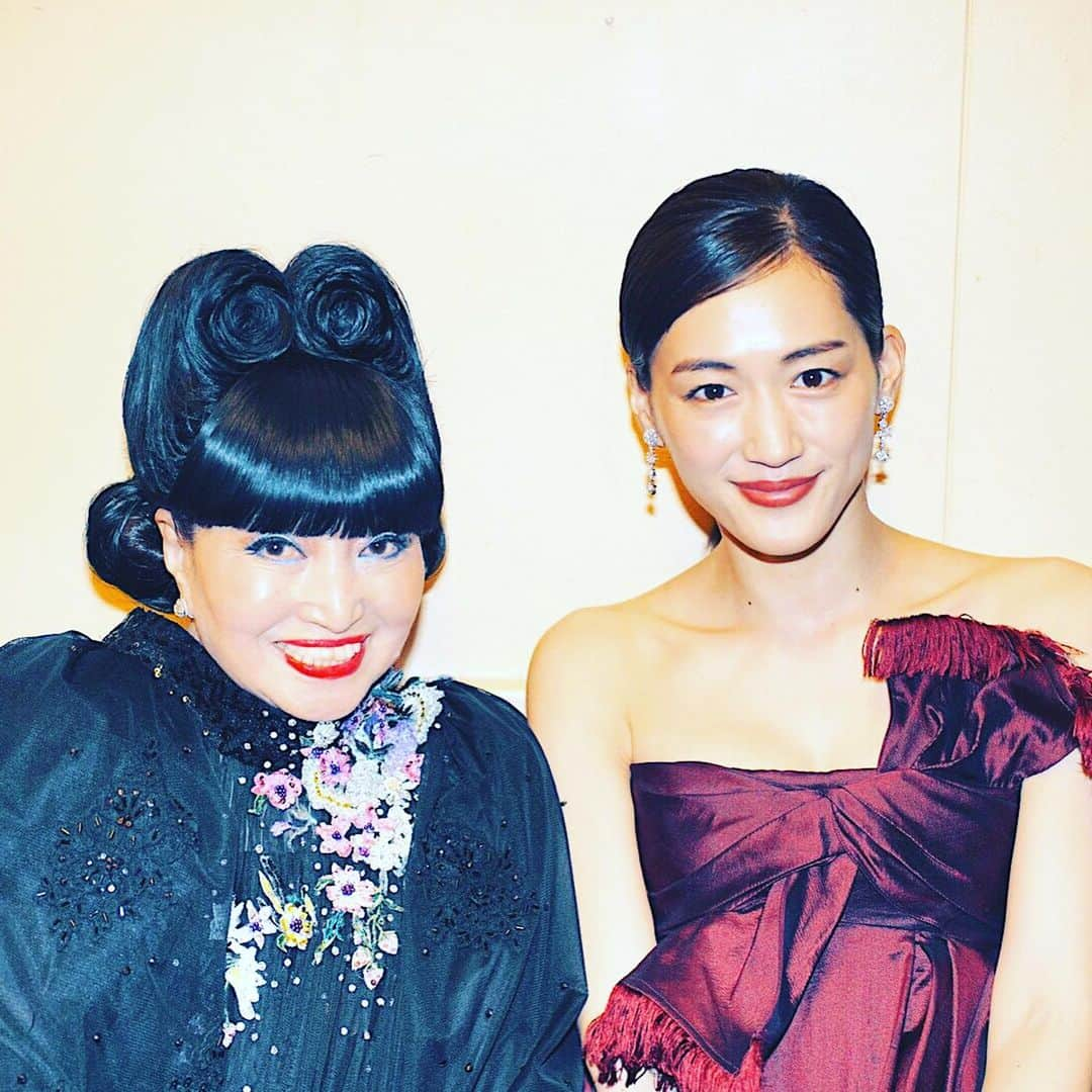 黒柳徹子さんのインスタグラム写真 - (黒柳徹子Instagram)「VOGUE WOMEN OF THE YEAR 2019のMCの渡辺直美さん。 今度、ニューヨークに行ったら、一緒に遊びましょうね💕 富永愛さん、なんたってスタイルが凄いわね！今度ゆっくりお話しましょうね💕 綾瀬はるかさんとは、私がNHK紅白の総合司会した時ぶりかな？いつ会っても、可愛い💕 指原莉乃さん、番組で、お食事したり胸を触らせていただいたり(笑)、今度、プライベートでも、お食事しましょうね💕 松任谷由実さんは、昔からのお友達。久しぶりに会ったので、2人でおはしゃぎ💕 今日、1日とっても楽しかったわ。みなさん、ありがとう💕」11月20日 20時50分 - tetsukokuroyanagi