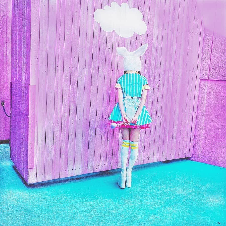 原かれんさんのインスタグラム写真 - (原かれんInstagram)「᯽ 全力うさぎdeユニバ🐰 . . . ❥﻿USJ ハロウィン🎃 . ハロウィン期間中は全力仮装 テーマは うさちゃんウェイトレス🐰🍹 全力仮装で楽しさ500％増し増し♡ . . . 昔からUSJ の住人と呼ばれるくらい通い大好き いつか大好きを活かしてお仕事がしたいです ✔︎お仕事依頼は NMB48( @nmb48_official )へ 笑 . . . #ユニバ #usj #usjファン  #universalstudiosjapan #usjの住民 #原かれん #ユニバぴろぴろバウンド #nmb48  #instagood #selfie #osaka #ootd  #ユニバーサルスタジオジャパン #love  #ユニバコーデ #01년생 #유니버셜스튜디오재팬  #ピンク加工 #오사카 #셀카 #followｍe  #ハロウィン #ユニバハロウィン #仮装 #モッピー #moppy #halloween」11月20日 20時55分 - karen_hara315