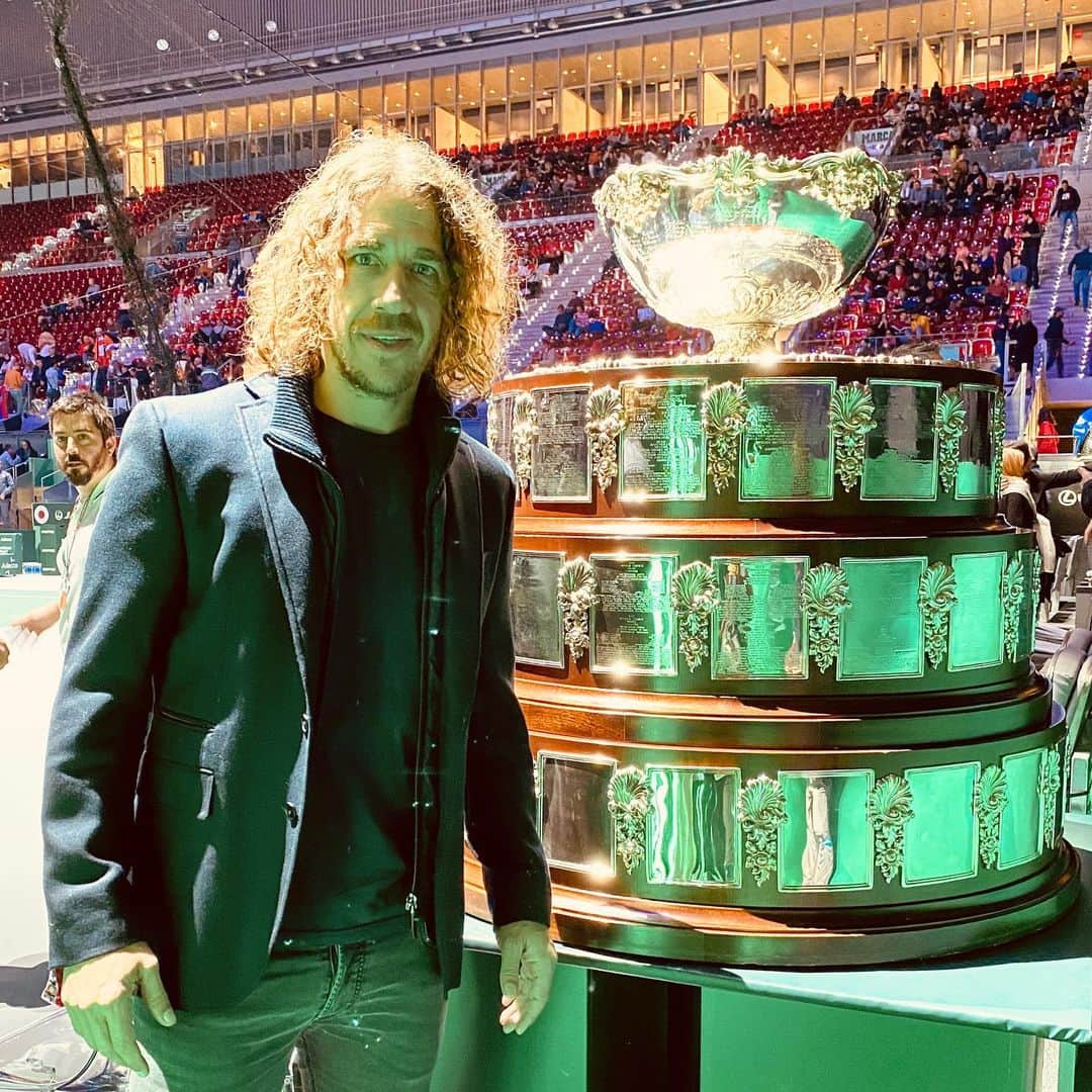 カルレス・プジョルのインスタグラム：「¿Quién se la llevará? Who will lift the trophy? @daviscupfinals」