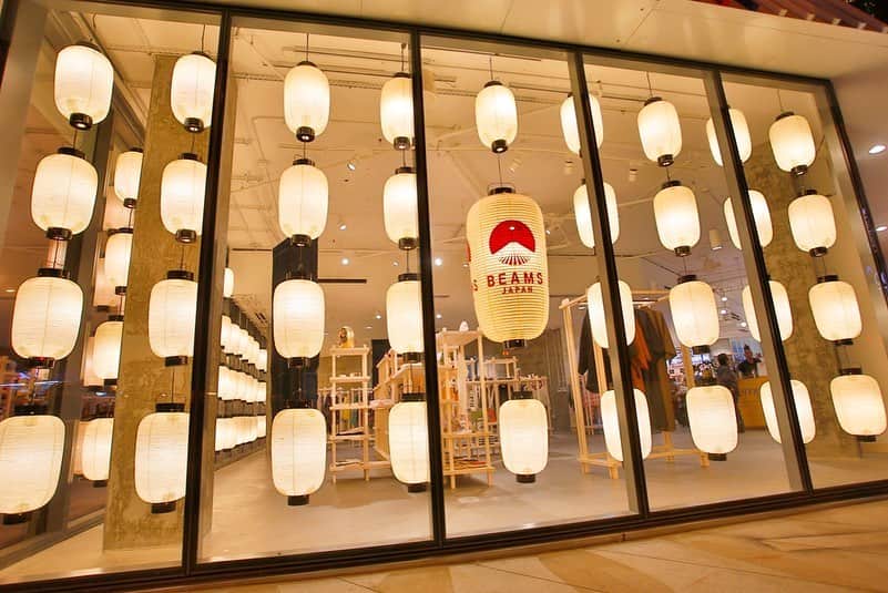 ビームスさんのインスタグラム写真 - (ビームスInstagram)「BEAMS JAPANのポップアップストアがロサンゼルスを代表する老舗セレクトショップ「Fred Segal Sunset本店」でスタート。約185㎡の大型ポップアップショップでは、“いま一番面白い日本”を発信するBEAMS JAPANによる日本各地の工芸品や名品のほか、BEAMS PLUS、BEAMS BOY、BEAMS COUTURE、maturelyのウエアを展開中です。  BEAMS JAPAN Pop-Up at Fred Segal Sunset  2019年11月14日（木）～2020年1月予定  Fred Segal Sunset, 8500 Sunset Boulevard, Los Angeles, CA 90069  @beams_japan @beams_plus_harajuku @beams_boy_harajuku @beams_couture @maturely_official @fredsegal  #beamsjapanpopupatfredsegalsunset #fredsegal #beams #beamsjapan #beamsplus #beamsboy #beamscouture #maturely #popup #ビームス #フレッドシーガル #ビームスジャパン #ビームスプラス #ビームスボーイ #ビームスクチュール #マチュアリー #ポップアップ」11月20日 21時02分 - beams_official