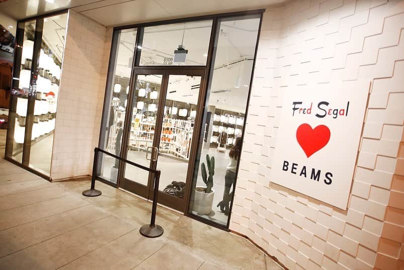 ビームスさんのインスタグラム写真 - (ビームスInstagram)「BEAMS JAPANのポップアップストアがロサンゼルスを代表する老舗セレクトショップ「Fred Segal Sunset本店」でスタート。約185㎡の大型ポップアップショップでは、“いま一番面白い日本”を発信するBEAMS JAPANによる日本各地の工芸品や名品のほか、BEAMS PLUS、BEAMS BOY、BEAMS COUTURE、maturelyのウエアを展開中です。  BEAMS JAPAN Pop-Up at Fred Segal Sunset  2019年11月14日（木）～2020年1月予定  Fred Segal Sunset, 8500 Sunset Boulevard, Los Angeles, CA 90069  @beams_japan @beams_plus_harajuku @beams_boy_harajuku @beams_couture @maturely_official @fredsegal  #beamsjapanpopupatfredsegalsunset #fredsegal #beams #beamsjapan #beamsplus #beamsboy #beamscouture #maturely #popup #ビームス #フレッドシーガル #ビームスジャパン #ビームスプラス #ビームスボーイ #ビームスクチュール #マチュアリー #ポップアップ」11月20日 21時02分 - beams_official