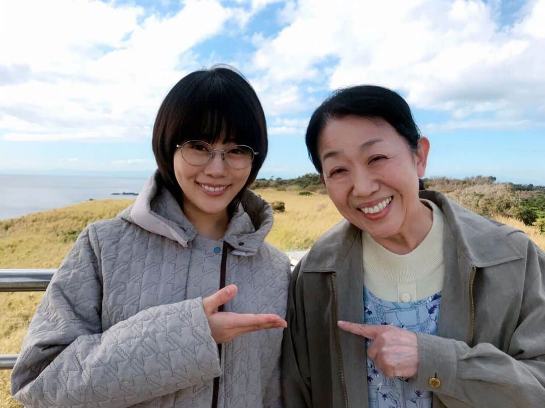 日本テレビ「同期のサクラ」さんのインスタグラム写真 - (日本テレビ「同期のサクラ」Instagram)「🌸#同期のサクラ 第7話まであと1時間🌸 カホコファミリー再び‼️ #今夜10時放送 #第7話 #カホコとおばあちゃん #過保護のカホコ #サクラと島のおばちゃん #同期のサクラ #久々の再会😁 #高畑充希 #梅沢昌代」11月20日 21時03分 - douki_sakura