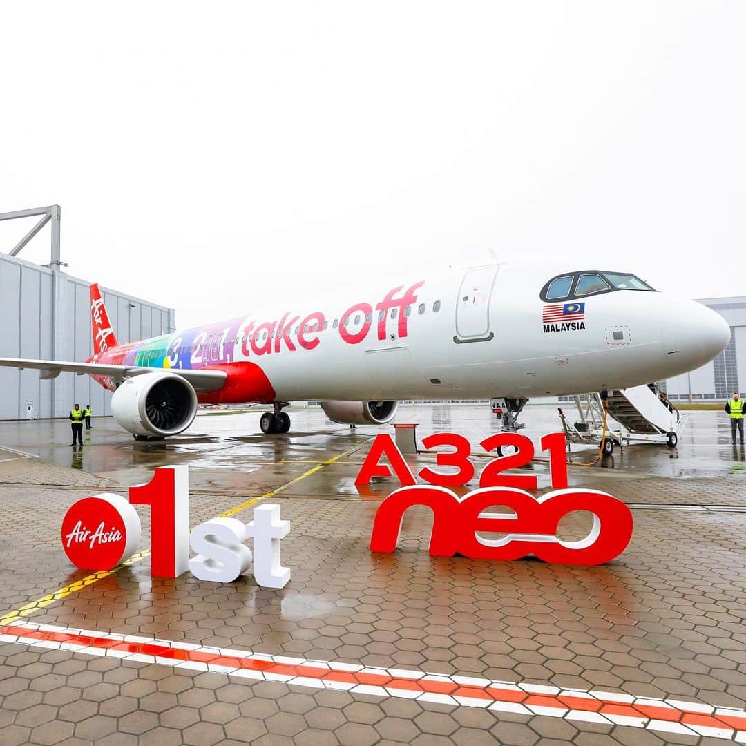 エアアジアさんのインスタグラム写真 - (エアアジアInstagram)「A new era is about to take off! Join us as we fall in love at first flight in welcoming the pioneer, out of the 353 brand new #A321neo for the whole of the AirAsia Group! . LIVE from Airbus’ factory in Hamburg, Germany, here is @veranitayosephine, CEO of @airasia_bhsindonesia, together with the @airbus management and operating crew of the ferry flight from Hamburg to Kuala Lumpur, braving the coldness of Germany, excited to fly home this beauty! #airasia #airbus」11月20日 21時09分 - airasiasuperapp