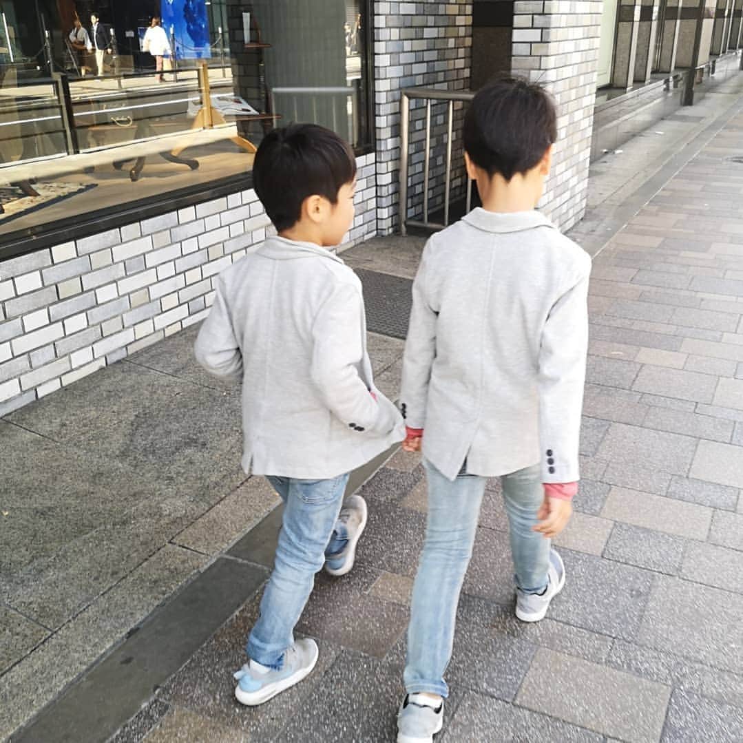 中島彩さんのインスタグラム写真 - (中島彩Instagram)「休日に息子たち連れて母とお出かけ💕 目的はレゴショップ❤️ その前に楽しそうなイベントに遭遇したので... お写真入りのオリジナルニベア缶作ってもらったよ✨  #ニベア青缶 #オリジナルニベア缶  #兄弟 #兄弟ママ #兄弟お揃い #兄弟コーデ  #レゴショップ　#レゴ大好き」11月20日 21時09分 - aya.n.aya