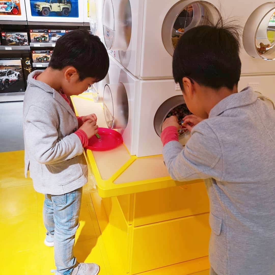 中島彩さんのインスタグラム写真 - (中島彩Instagram)「休日に息子たち連れて母とお出かけ💕 目的はレゴショップ❤️ その前に楽しそうなイベントに遭遇したので... お写真入りのオリジナルニベア缶作ってもらったよ✨  #ニベア青缶 #オリジナルニベア缶  #兄弟 #兄弟ママ #兄弟お揃い #兄弟コーデ  #レゴショップ　#レゴ大好き」11月20日 21時09分 - aya.n.aya