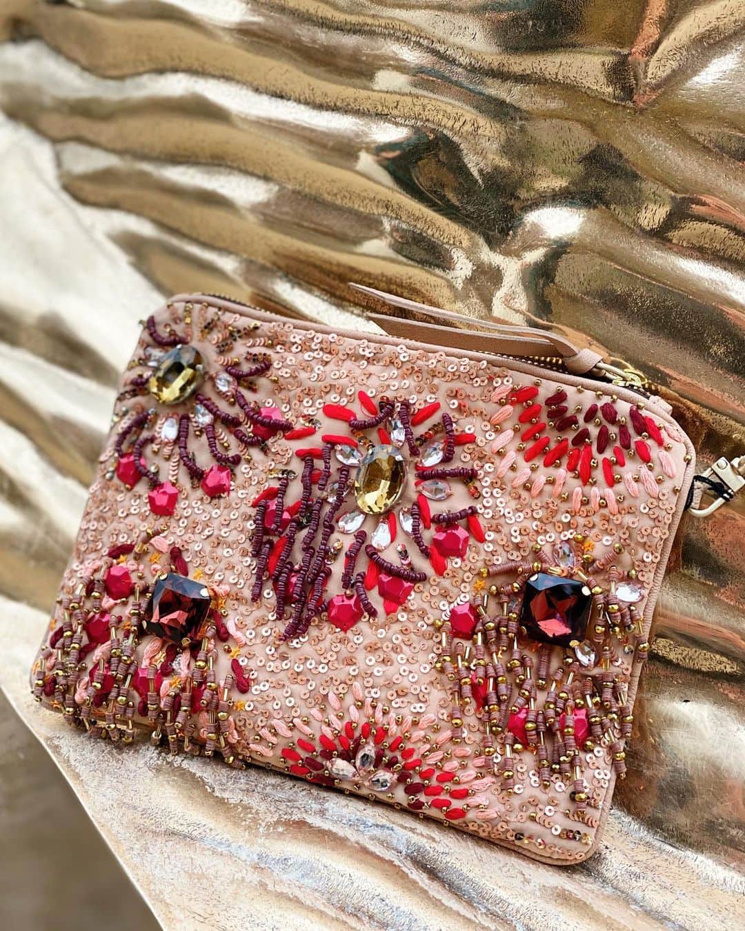 ジャマンピュエッシュのインスタグラム：「The flash of fireworks in the night sky is captured by this pochette with a sparkling mix of large cabochon stones and beaded glass fringes.」