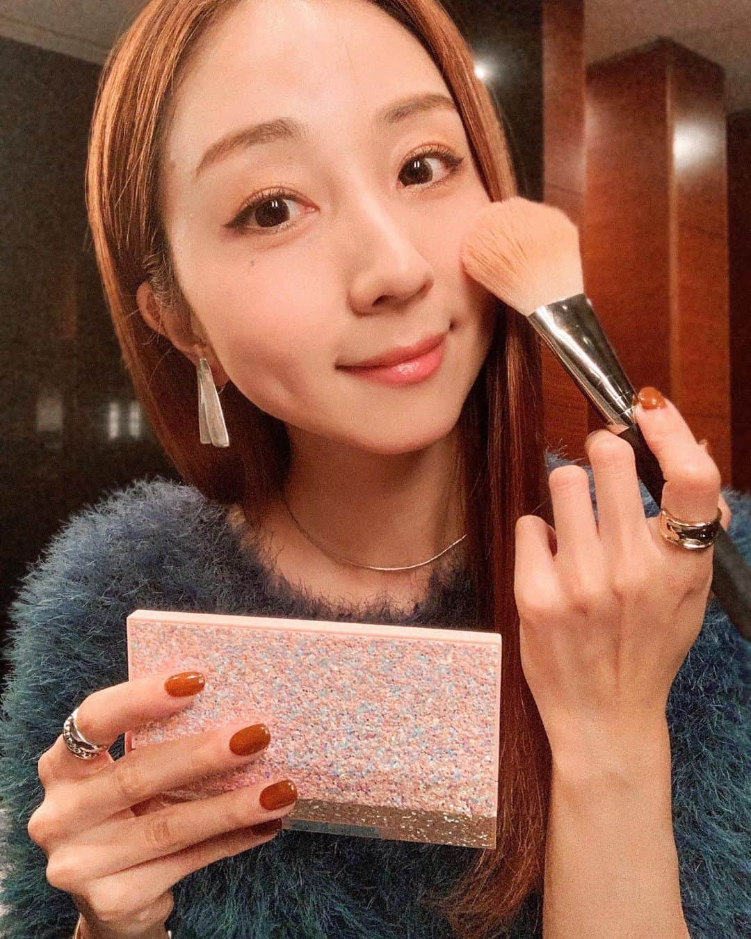 神林真里さんのインスタグラム写真 - (神林真里Instagram)「クリニークのチーク ポップ ホリデイ コレクションが可愛すぎるよ😍😍﻿ ﻿ 肌なじみ抜群のブラッシュポップ&ソルベ ポップは、濃いめのアイメイクとリップのときにぴったりななじみ発色で透明感がいい感じ💗﻿ ﻿ 日本初上陸の限定シェード「コーラポップ」入りで、アクセントでほんの少しのせたり、目元にも使うといいかんじ✌️﻿ ﻿ キラっキラなパッケージも最高に可愛くってグッとホリデー気分になるね🥳🥳﻿ ﻿ ﻿ ﻿ ﻿ ﻿ ﻿ ﻿ ﻿ ﻿ ﻿ ﻿ ﻿ ﻿ ﻿ #チークポップホリデイコレクション #クリスマスコフレ #クリニーク #チーク #チークポップ #チークパレット #限定コスメ #可愛いコスメ #コスメレポ #コスメ #makeup #clinique #cheekpop #maripo_makeup」11月20日 21時13分 - maripo_jp