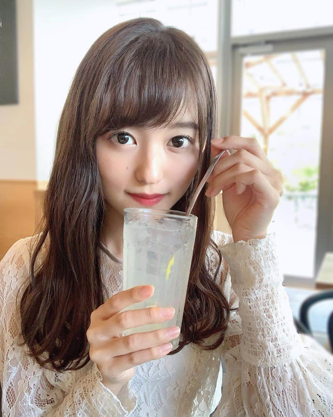 立花玲奈のインスタグラム：「. . レモネード🍋美味しかった🍋 . 寒くなってきたので皆さん風邪に気をつけて〜❄️ . . #カフェ #レモネード #髪型 #ヘアスタイル #ヘアアレンジ #ゆるふわパーマ #ロングヘア #カラー #salon #haircolor #hairstyle #fashion #ootd #ファッション #コーデ #メイク #今日のメイク #立花玲奈 #avex #옷스타그램 #오오티디 #데일리록 #코디 #팔로우 #玲奈コーデ」