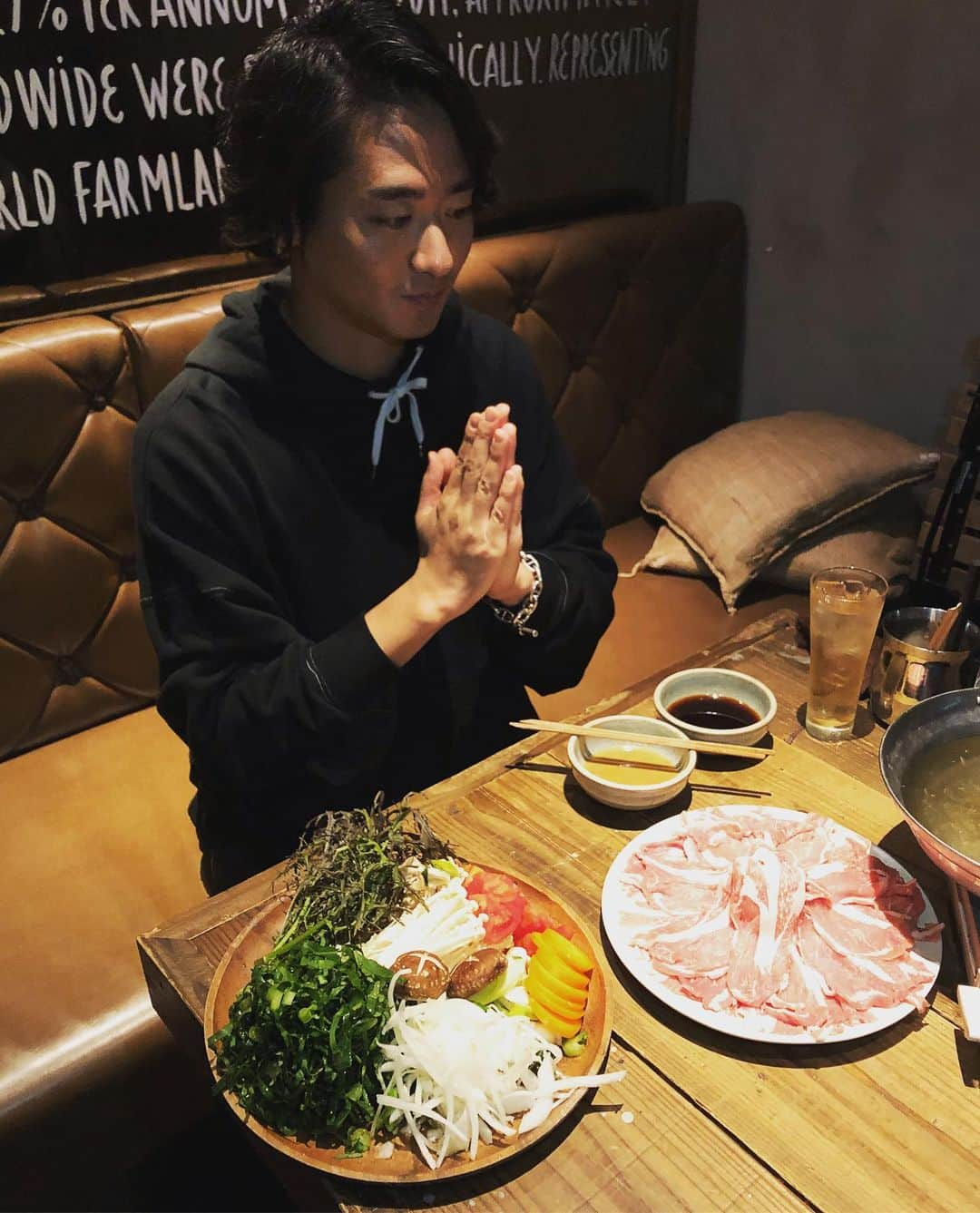 ダイキさんのインスタグラム写真 - (ダイキInstagram)「寒くなってきたのでしゃぶしゃぶ！ 今日のオーガニック野菜はケール、からし菜、玉ねぎ、にんじん、長ネギ、トマト、えのき、舞茸、椎茸。 火の通りやすい野菜は約15秒、通りにくい野菜は約1分30秒が食べ頃かな。 一つ一つ丁寧にしゃぶしゃぶして食べるのが好きです。 お肉で巻いて食べるのも👍 美味しいし、健康的だし、温まるし、最高だよね。 @wearethefarm_ebisu @wearethefarm_azabu #ケールしゃぶしゃぶ #organic #オーガニック #wearethefarm #オーガニックライフ」11月20日 21時25分 - daiki_sugiura0619