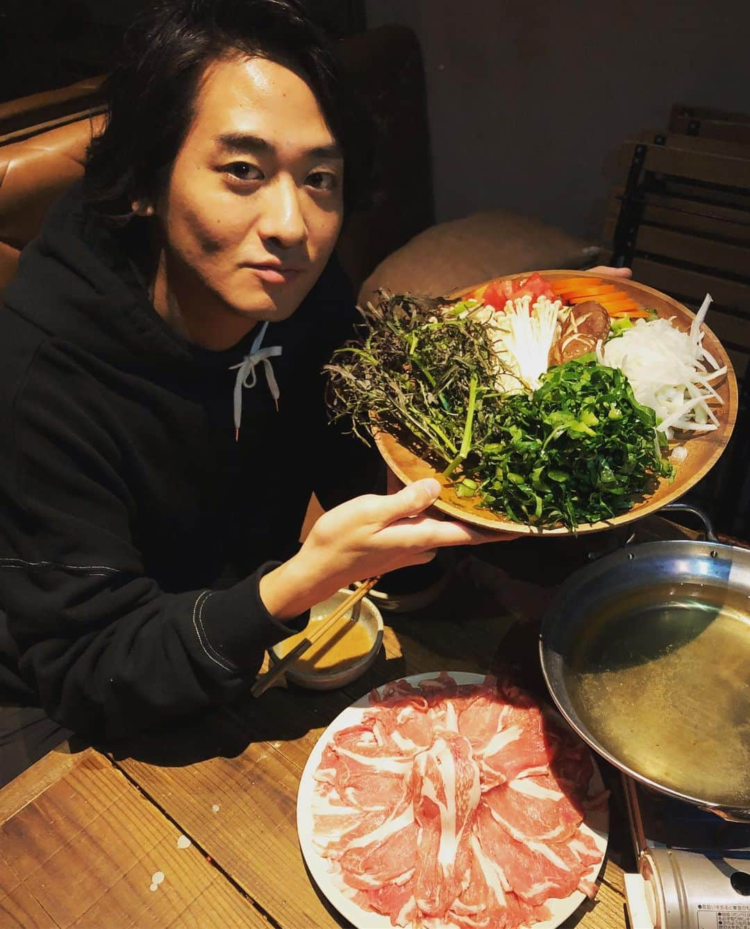 ダイキさんのインスタグラム写真 - (ダイキInstagram)「寒くなってきたのでしゃぶしゃぶ！ 今日のオーガニック野菜はケール、からし菜、玉ねぎ、にんじん、長ネギ、トマト、えのき、舞茸、椎茸。 火の通りやすい野菜は約15秒、通りにくい野菜は約1分30秒が食べ頃かな。 一つ一つ丁寧にしゃぶしゃぶして食べるのが好きです。 お肉で巻いて食べるのも👍 美味しいし、健康的だし、温まるし、最高だよね。 @wearethefarm_ebisu @wearethefarm_azabu #ケールしゃぶしゃぶ #organic #オーガニック #wearethefarm #オーガニックライフ」11月20日 21時25分 - daiki_sugiura0619