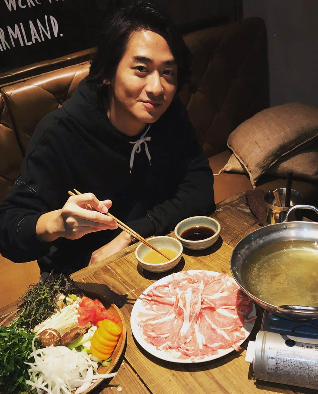 ダイキさんのインスタグラム写真 - (ダイキInstagram)「寒くなってきたのでしゃぶしゃぶ！ 今日のオーガニック野菜はケール、からし菜、玉ねぎ、にんじん、長ネギ、トマト、えのき、舞茸、椎茸。 火の通りやすい野菜は約15秒、通りにくい野菜は約1分30秒が食べ頃かな。 一つ一つ丁寧にしゃぶしゃぶして食べるのが好きです。 お肉で巻いて食べるのも👍 美味しいし、健康的だし、温まるし、最高だよね。 @wearethefarm_ebisu @wearethefarm_azabu #ケールしゃぶしゃぶ #organic #オーガニック #wearethefarm #オーガニックライフ」11月20日 21時25分 - daiki_sugiura0619