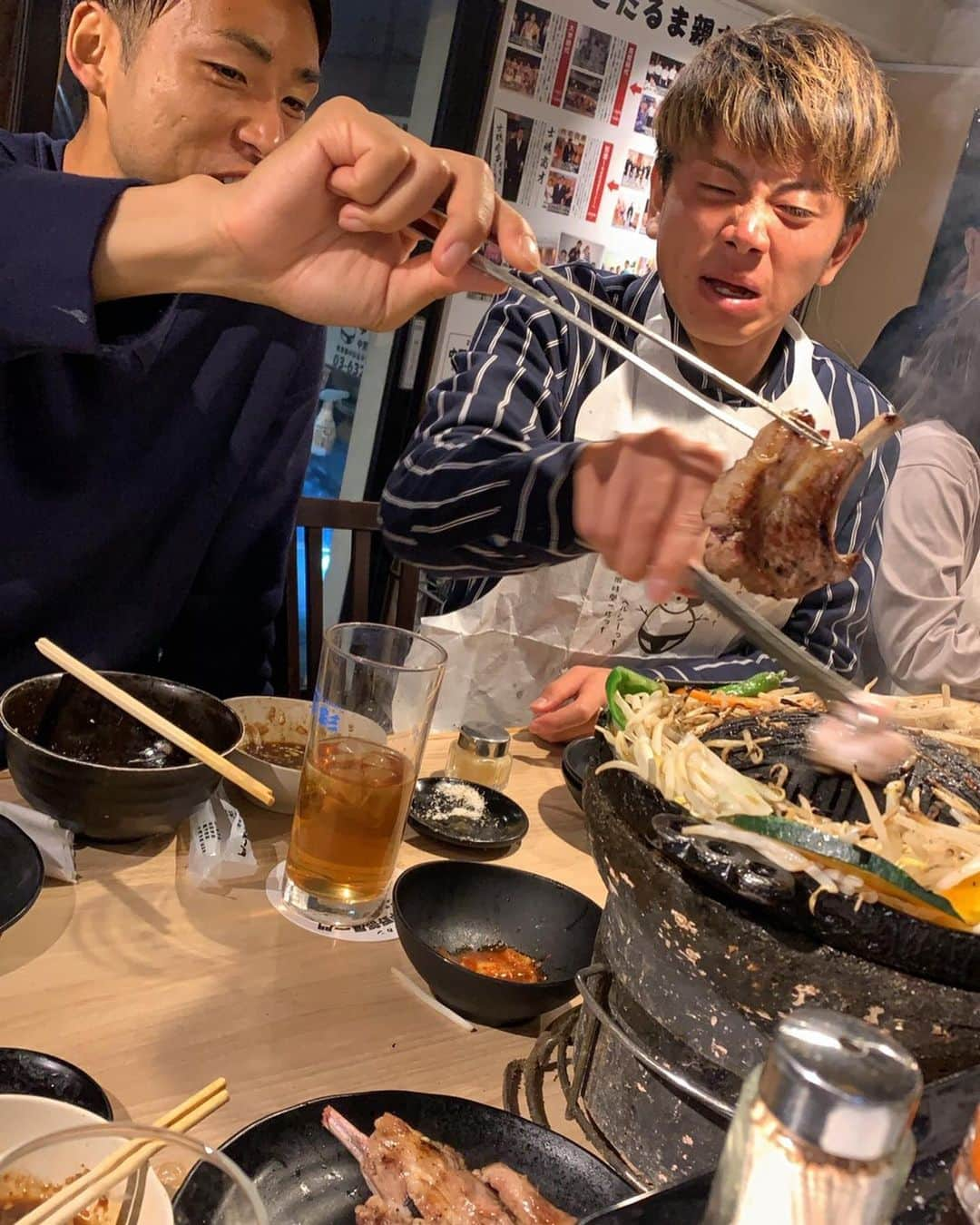 長谷川竜也のインスタグラム：「ジンギスカンナイト🥩 どれも美味しくて、とにかく腹ペコだったら僕ら3人は喋らずジンギスカンと大盛りライスをかき込みました。 #悠さんに3人で撮った写真もらえなくて #まともな写真これしかない #まともじゃないけどね #とにかく美味しかった #ゆきだるま中野部屋はなれ」