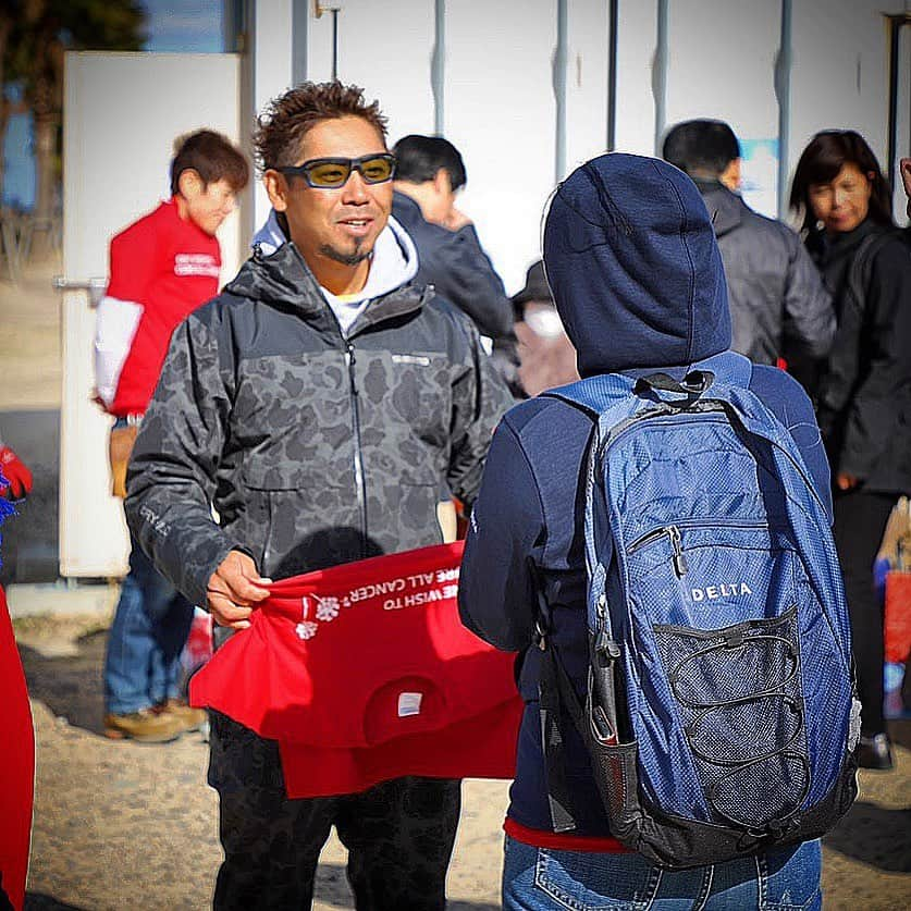 伊豫部健さんのインスタグラム写真 - (伊豫部健Instagram)「デルタ航空 @delta  は世界中でワールドワイドでガン撲滅運動をしてます！ そんな販売Goodsの売り上げも寄付。 今回のゴミ清掃ボランティア活動の参加費500円も台風15号の被災地に寄付させて頂きました。 僕たちの活動で少しでも助かる方がいるのであれば、大きな意味がある‼️ これからもデルタ航空株式会社と共に、僕は様々な事にチャレンジしたいと思います💪💪💪 @10tenfeetunder_kiob @10ftu_kiob_smpfishing @se9rets @ken_iyobe @obick_55 @autogarage_omy @shimanofishing_jp @sunline_japan @sns_hayabusa @gary_international_kk @talex_fishing @ringstar_1889 #iyoken #kiob #イヨケン #伊豫部健 #セキュレッツ #オービック #デルタ航空 #ゴミ清掃ボランティア活動 #常滑りんくうビーチ #ガン撲滅運動 #ガン撲滅 #台風15号 #被災地の方々へ #寄付金 #早くみんなに笑顔を #頑張るぞ #中部国際空港セントレア」11月20日 21時33分 - ken_iyobe