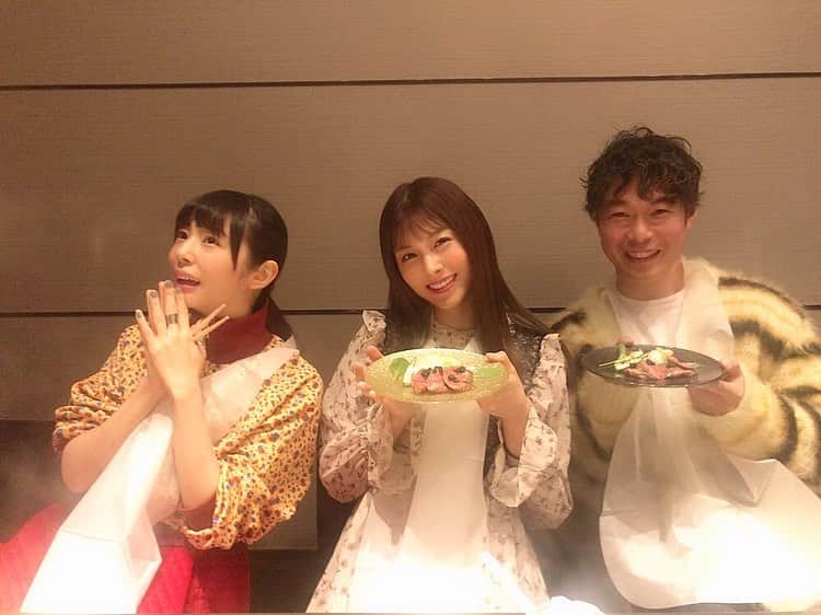 麻衣愛のインスタグラム：「先日、じゃいさんがシャルコンメンバーをご飯に連れて行ってくれました🐴!!（もにゃちゃんは海外遠征のため不在😹） 興奮して1番初めに出てきたお食事しか写真撮るの忘れちゃったけど、たんしゃぶめっちゃ美味しかったの💗 ご飯食べてる時もじゃいさんがずっと即興なぞなぞを出してくれてシャルコンっぽいなぁ〜って思った😆🙌 ご馳走様でした😋🍴 #シャルコン #チームシャルコン  #たんしゃぶ #ご飯会 #競馬 #コント #おしゃれなごはん」