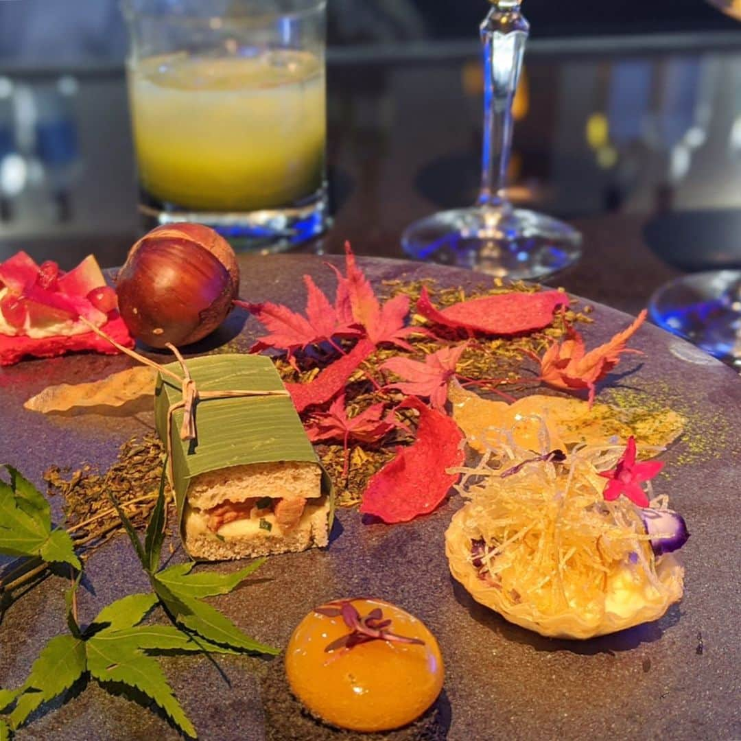 シトウレイさんのインスタグラム写真 - (シトウレイInstagram)「Went to the Centurion Lounge pop up by @americanexpress . We can enjoy yummy food and drink,and have a special tea ceremony experience!  仕事柄旅が多いので、空港ラウンジにはわりと一言居士野郎です。  ということでAMEXの航空ラウンジのポップアップがあるよ、ということで行ってきたんですがこれ面白かった！  空間デザインやご飯が美味しい&美しいのはもちろん、プロジェクション技術が使われた茶室での体験もできて、所謂「体験型要素」が詰め込まれたラウンジ！  ラウンジってくつろぐ以外やること無いもんだと思ってたので(まぁそれがラウンジの魅力なんですが)、こういう「楽しむ」要素があるのって新鮮！  #thecenturionlounge #東京離宮 #reishito #08sircus #stylings #valextra」11月20日 21時27分 - reishito