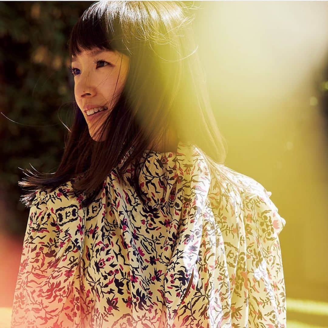 佐々木千絵のインスタグラム：「VOGUE JAPAN Women of the year 2019 」@voguejapan  @mariekondo  ヘアメイクさせていただきました。 Hair makeup by me Photo by @williamshirakawa」
