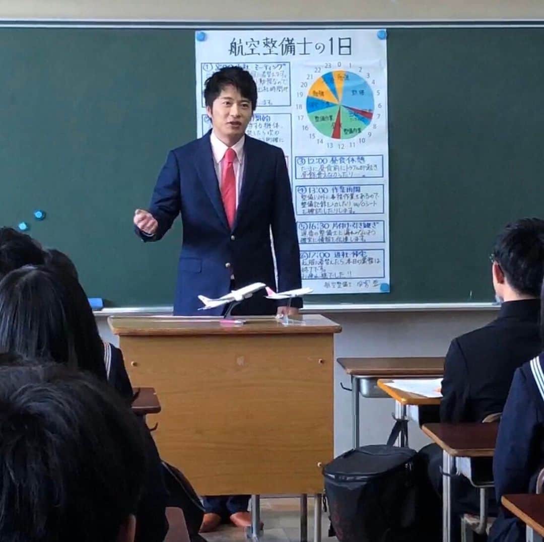 おっさんずラブ 武蔵の部屋のインスタグラム：「娘は弊社の広報部に勤めているのだが、そのツテで先だっての"カムバック先輩"の時の写真を手に入れました💪 #持つべきものはコネクションというやつ #しかし娘にはなぜこの写真が欲しいかは言えませんでした #言えるわけないよね！ #えへへへへ！ #にしても春田くんはどんな授業をしたのだろうか #聞いてみたいサー🌺 #妄想するしかないサー🌺 #俺も生徒として紛れこんでみたいものサー🌺 #あいあいサー🌺🌺🌺」
