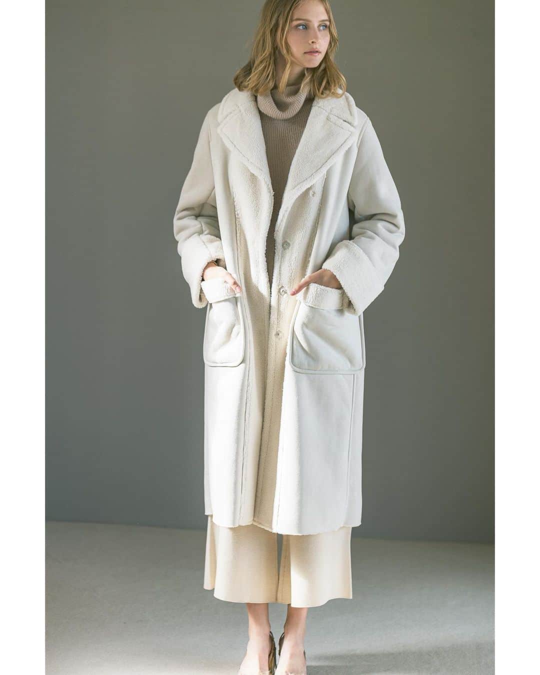 RENAI KEIKAKUのインスタグラム：「ムートン×ボアのデザインでトレンド感満載のロングコート❤︎Iラインですっきり仕上げながらもボアの風合いを活かしたボリューミーなシルエット💐﻿ 裏は全面ボアなので、見た目だけでなく実際に着てもしっかり暖か😌💕﻿ カジュアルコーデにザックリ羽織っても、甘めのスタイリングと合わせても、上手に馴染むアイテムです✨﻿ ﻿ ☑︎mouton long coat﻿ ¥18,000+tax﻿ ﻿ ☑︎lace embroidery turtleneck knit﻿ ¥8,500+tax﻿ ﻿ ☑︎knit flare pants﻿ ¥7,500+tax﻿ ﻿ #ren #renaikeikaku #レンアイケイカク #ren_style」