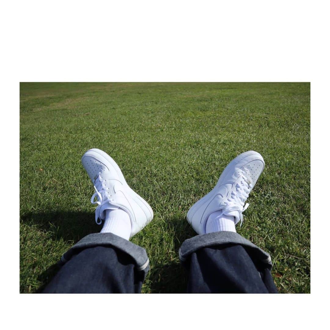 のインスタグラム：「2019.11.20 . . ピっカピカの白もいいし クっタクタの黒もいい。 AF1のど定番はいつ履いても染みる。 . #nikeairforce1 #AF1 #nike #白フォース　#黒フォース」