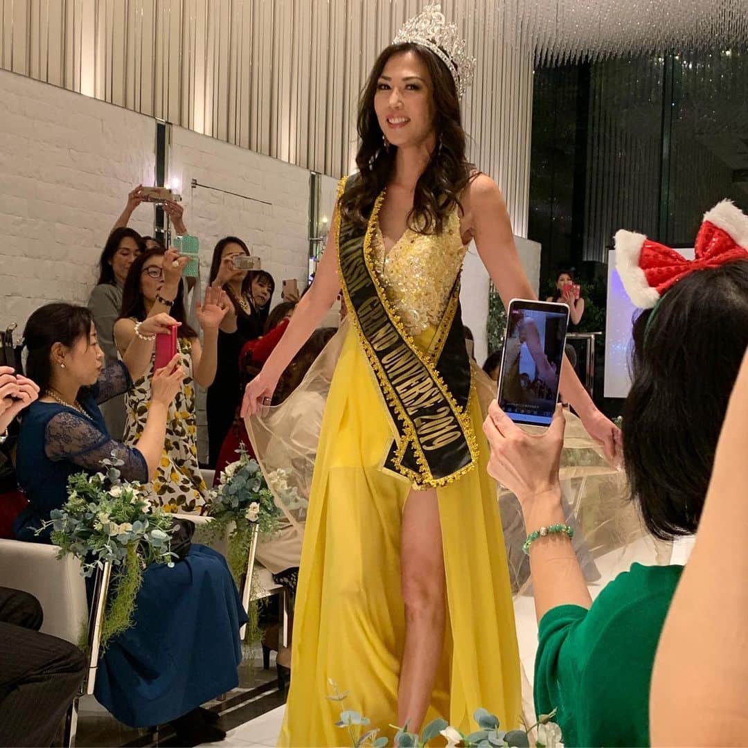 中川祐子さんのインスタグラム写真 - (中川祐子Instagram)「. Mrs Classic Grand  Universe 2019 世界グランプリに輝いたカヨちゃんの祝賀パーティに ようこちゃんと出席しました✨ . カヨちゃんは美魔女仲間の同期❤️ 一緒に舞台に立った5年前よりもますます輝いてキレイでした😍✨ カヨちゃん、本当におめでとう✨ . #mrsclassicgranduniverse2019 #世界グランプリ #美魔女同期 #祝賀パーティー #華やかな会場 #進化する美しさ #ロングドレス #大きなティアラ #圧倒的存在感 #celebrationparty #40代後半女子」11月20日 21時31分 - nakagawa.yuko