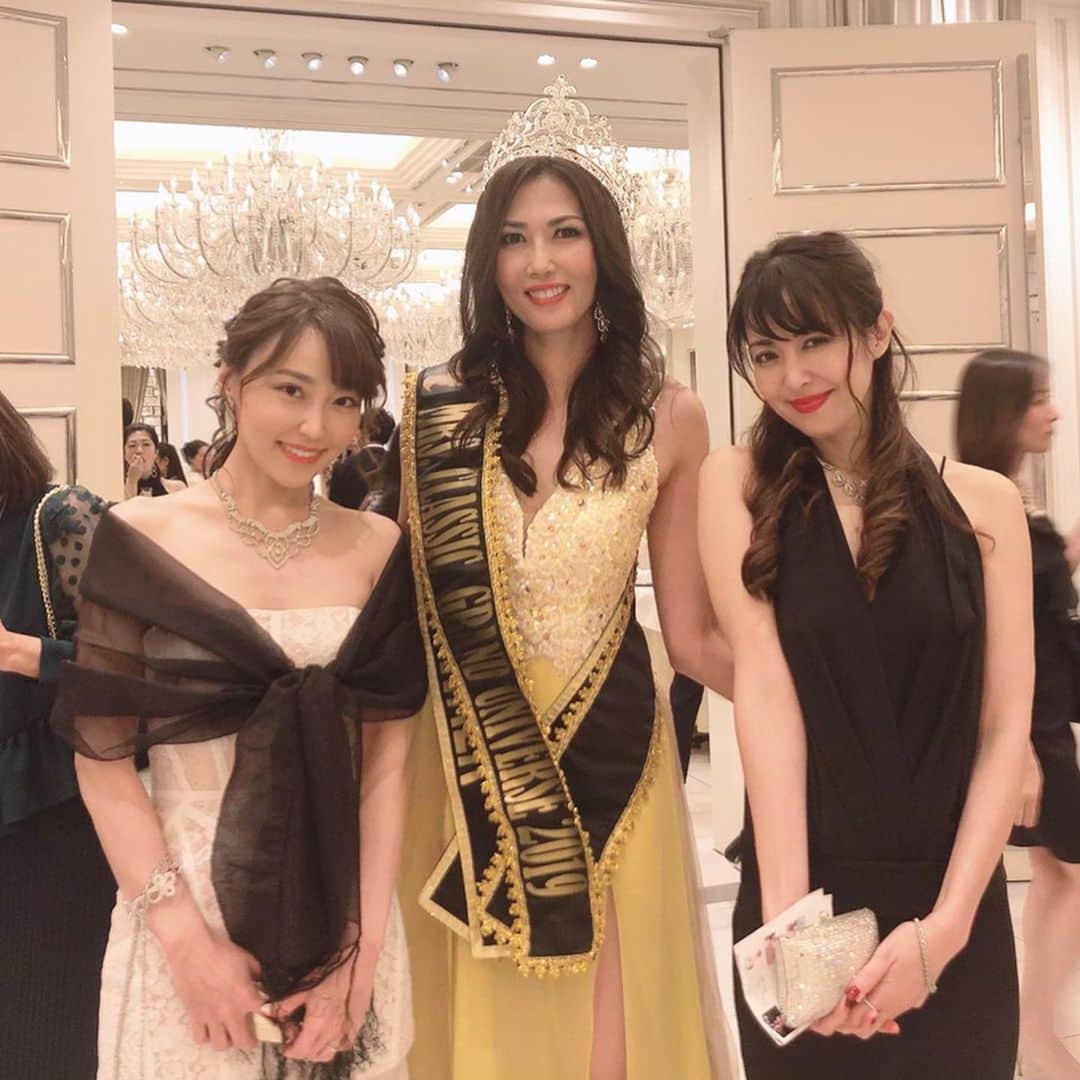 中川祐子さんのインスタグラム写真 - (中川祐子Instagram)「. Mrs Classic Grand  Universe 2019 世界グランプリに輝いたカヨちゃんの祝賀パーティに ようこちゃんと出席しました✨ . カヨちゃんは美魔女仲間の同期❤️ 一緒に舞台に立った5年前よりもますます輝いてキレイでした😍✨ カヨちゃん、本当におめでとう✨ . #mrsclassicgranduniverse2019 #世界グランプリ #美魔女同期 #祝賀パーティー #華やかな会場 #進化する美しさ #ロングドレス #大きなティアラ #圧倒的存在感 #celebrationparty #40代後半女子」11月20日 21時31分 - nakagawa.yuko