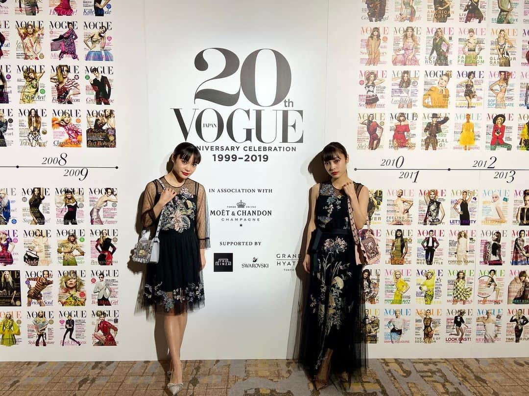 MIOさんのインスタグラム写真 - (MIOInstagram)「. MIOYAEが載ってるVOGUE JAPANは 2018年5月号です✨ ツインルック、素敵に撮って頂きました☺︎ . . ‪#VOGUE #VOGUEJAPAN #REDVALENTINO#makeup#hairmake#twinsmodel#makeupartist#hairmakeup#パーティー#パーティードレス#ヘアメイク#ヘアメイクアップ」11月20日 21時31分 - mio_abp