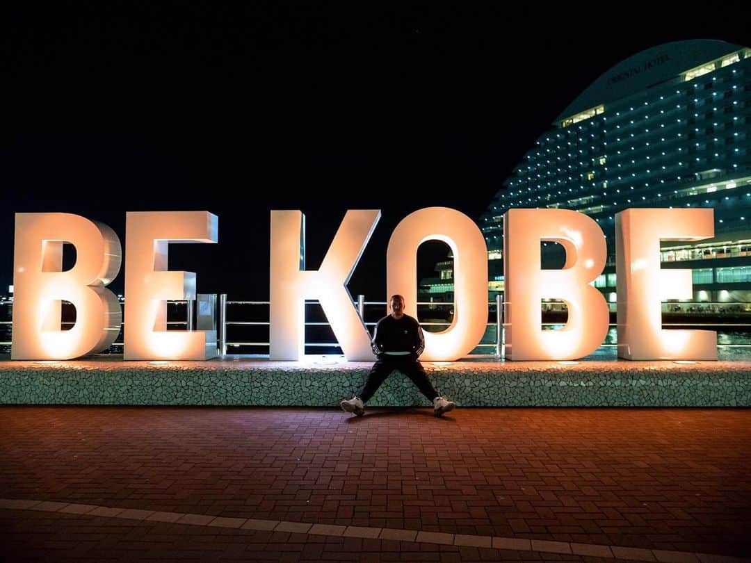 ルーカス・ポドルスキさんのインスタグラム写真 - (ルーカス・ポドルスキInstagram)「Be Kobe 👊🏻✌🏻 #japan #poldi #enjoy #LP10 🇯🇵」11月20日 21時44分 - lukaspodolski