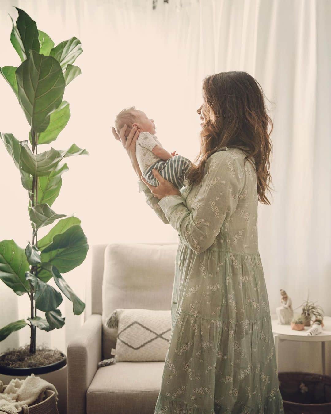 カミーユ・グアティのインスタグラム：「My little man💕 . . Art Direction @ellmoredesign  Photographer @hayvaleri」