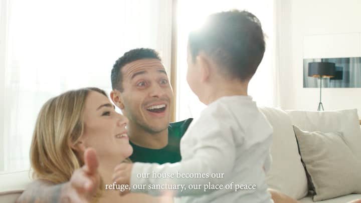 ティアゴ・アルカンタラのインスタグラム：「The moment you arrive home, the peace you feel with your family. These are the moments that are going to last #FORALLETERNITY @calvinklein #ad @juliavigas」